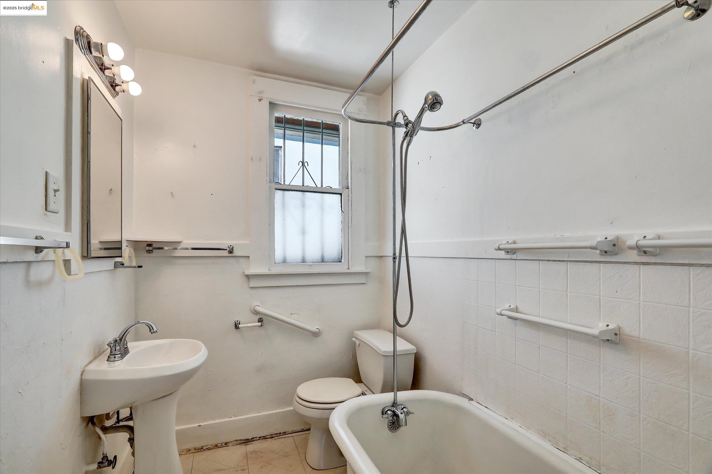 Detail Gallery Image 13 of 60 For 2506 61st Ave, Oakland,  CA 94605 - 2 Beds | 1 Baths
