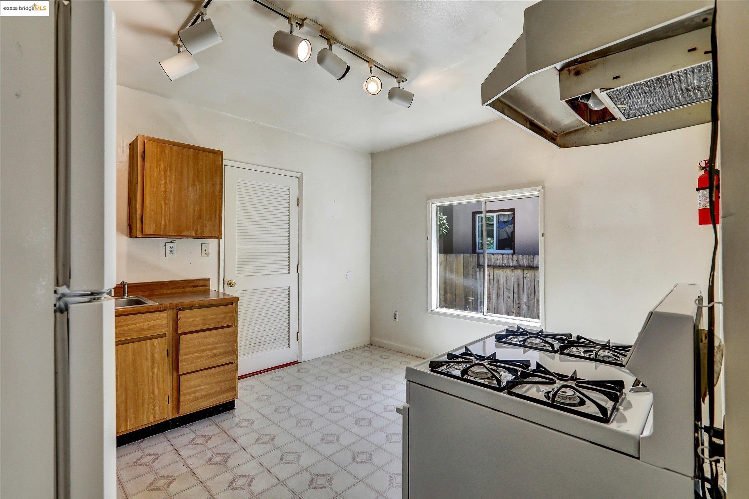 Detail Gallery Image 26 of 60 For 2506 61st Ave, Oakland,  CA 94605 - 2 Beds | 1 Baths