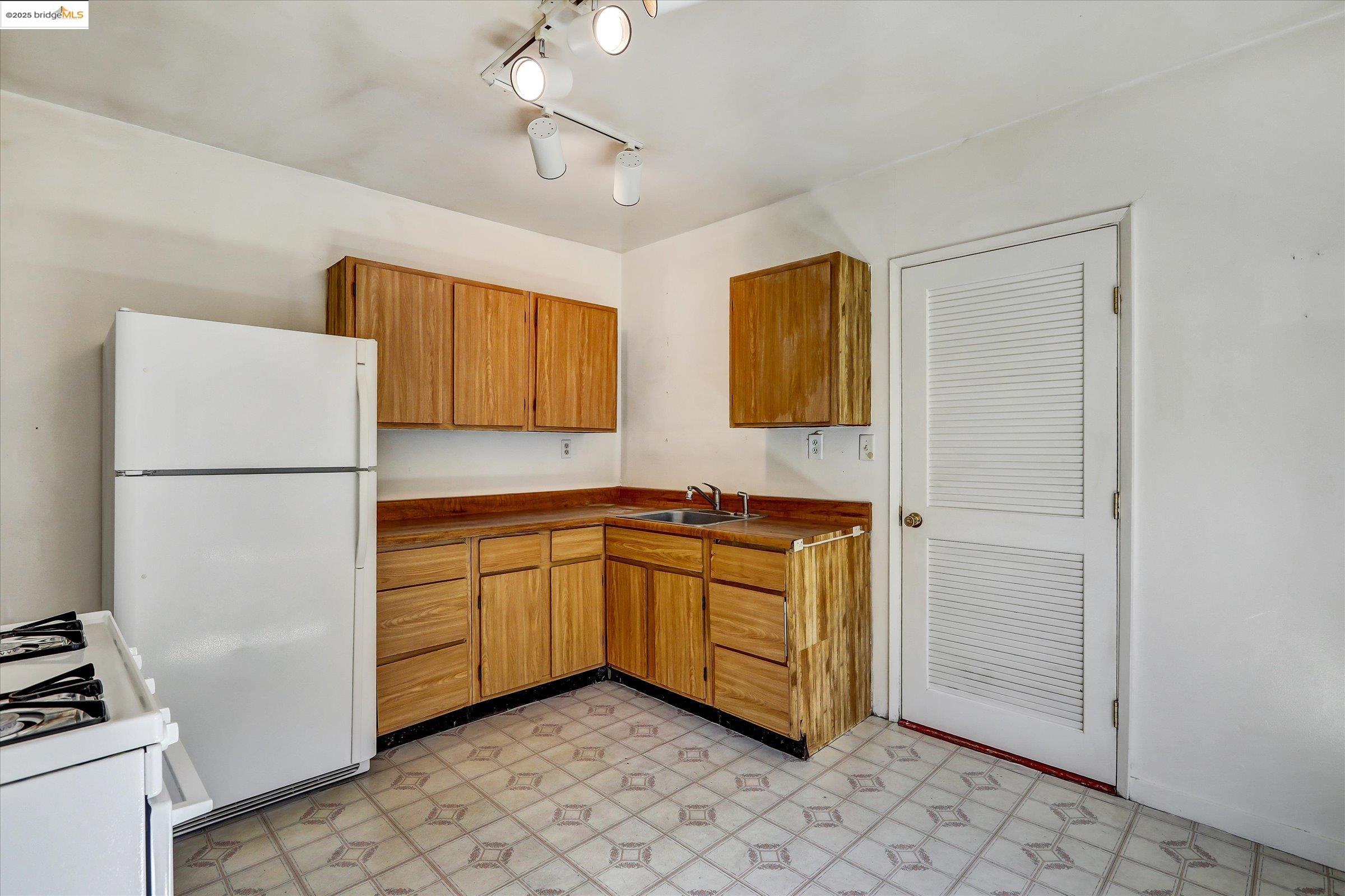 Detail Gallery Image 27 of 60 For 2506 61st Ave, Oakland,  CA 94605 - 2 Beds | 1 Baths