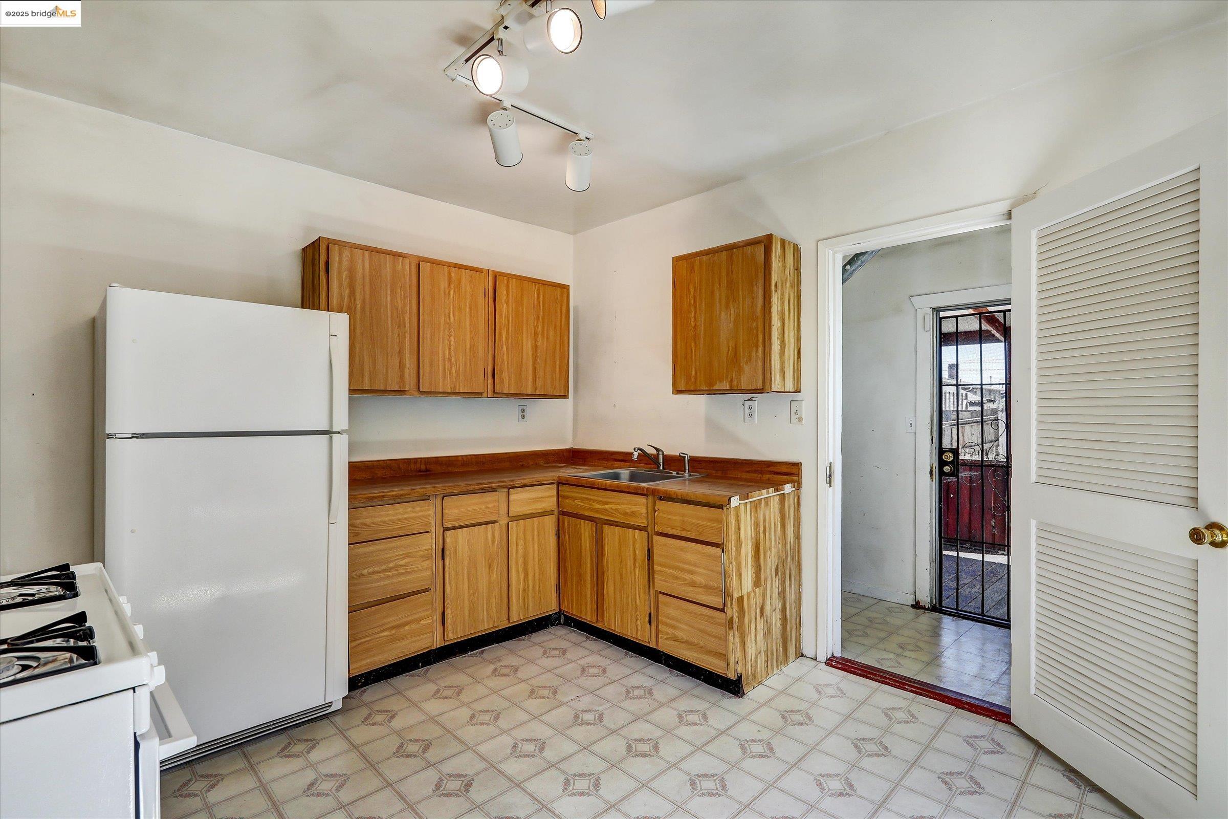 Detail Gallery Image 28 of 60 For 2506 61st Ave, Oakland,  CA 94605 - 2 Beds | 1 Baths