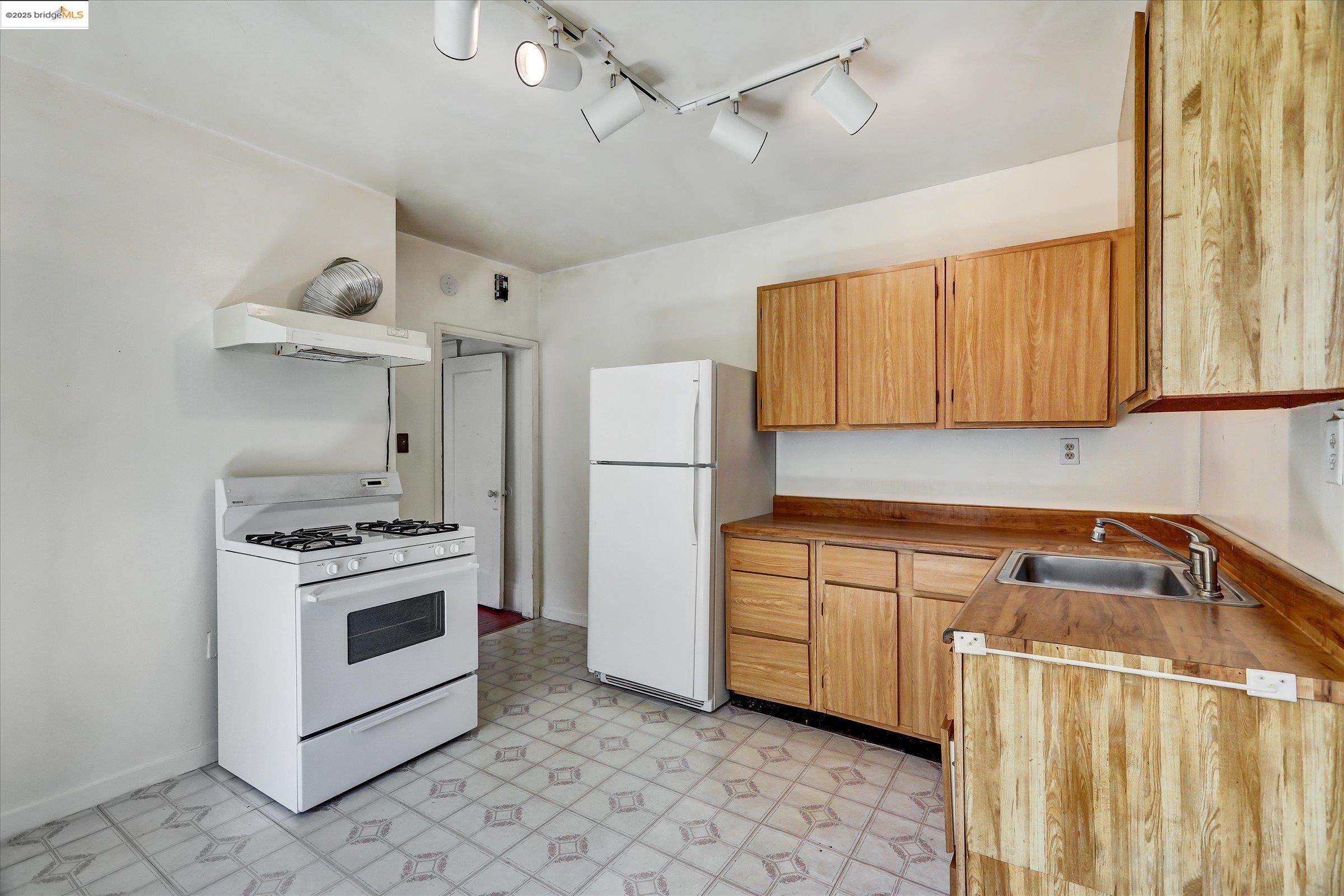 Detail Gallery Image 32 of 60 For 2506 61st Ave, Oakland,  CA 94605 - 2 Beds | 1 Baths