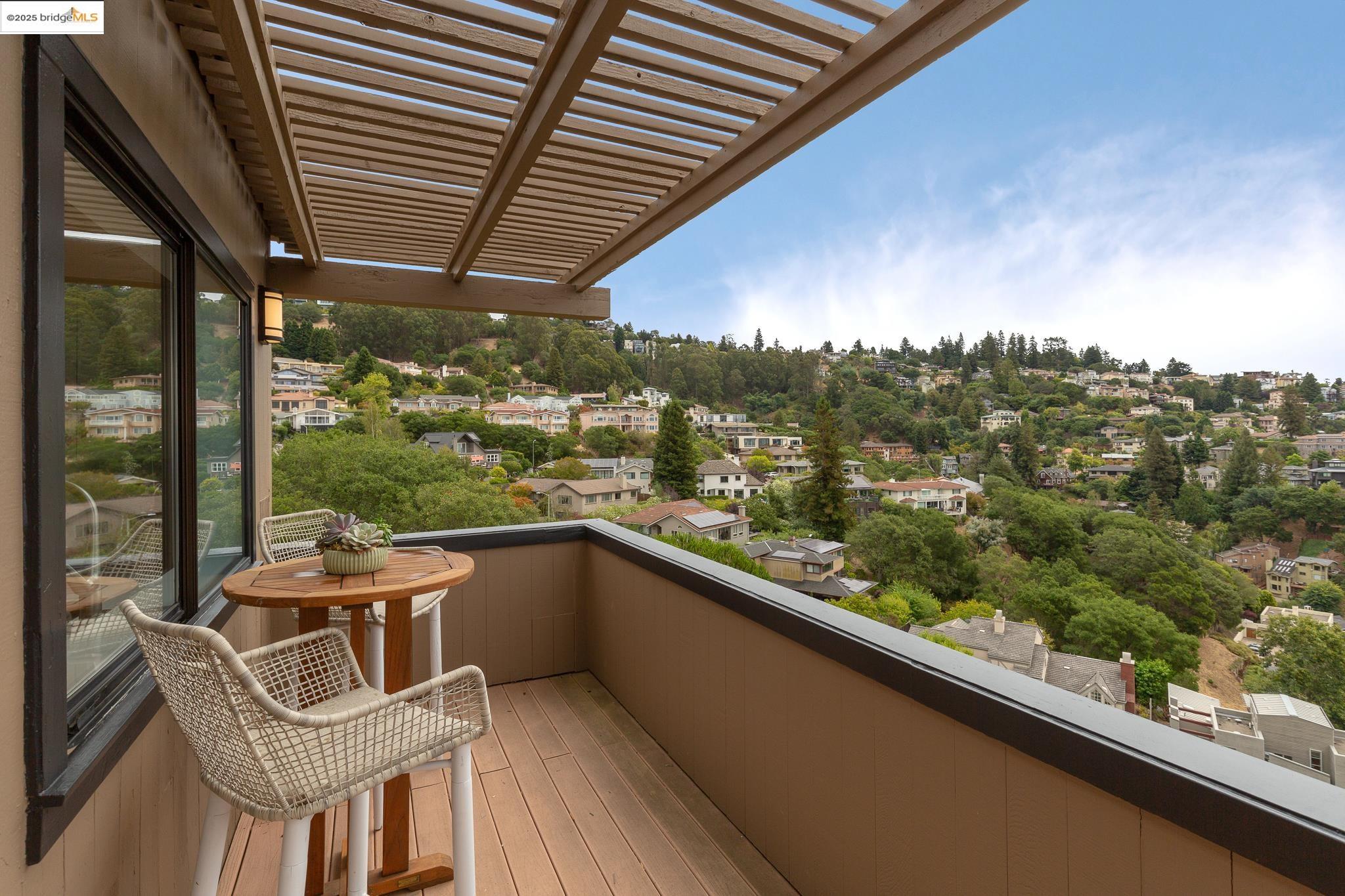 Detail Gallery Image 11 of 60 For 6475 Swainland Rd, Oakland,  CA 94611 - 3 Beds | 3 Baths