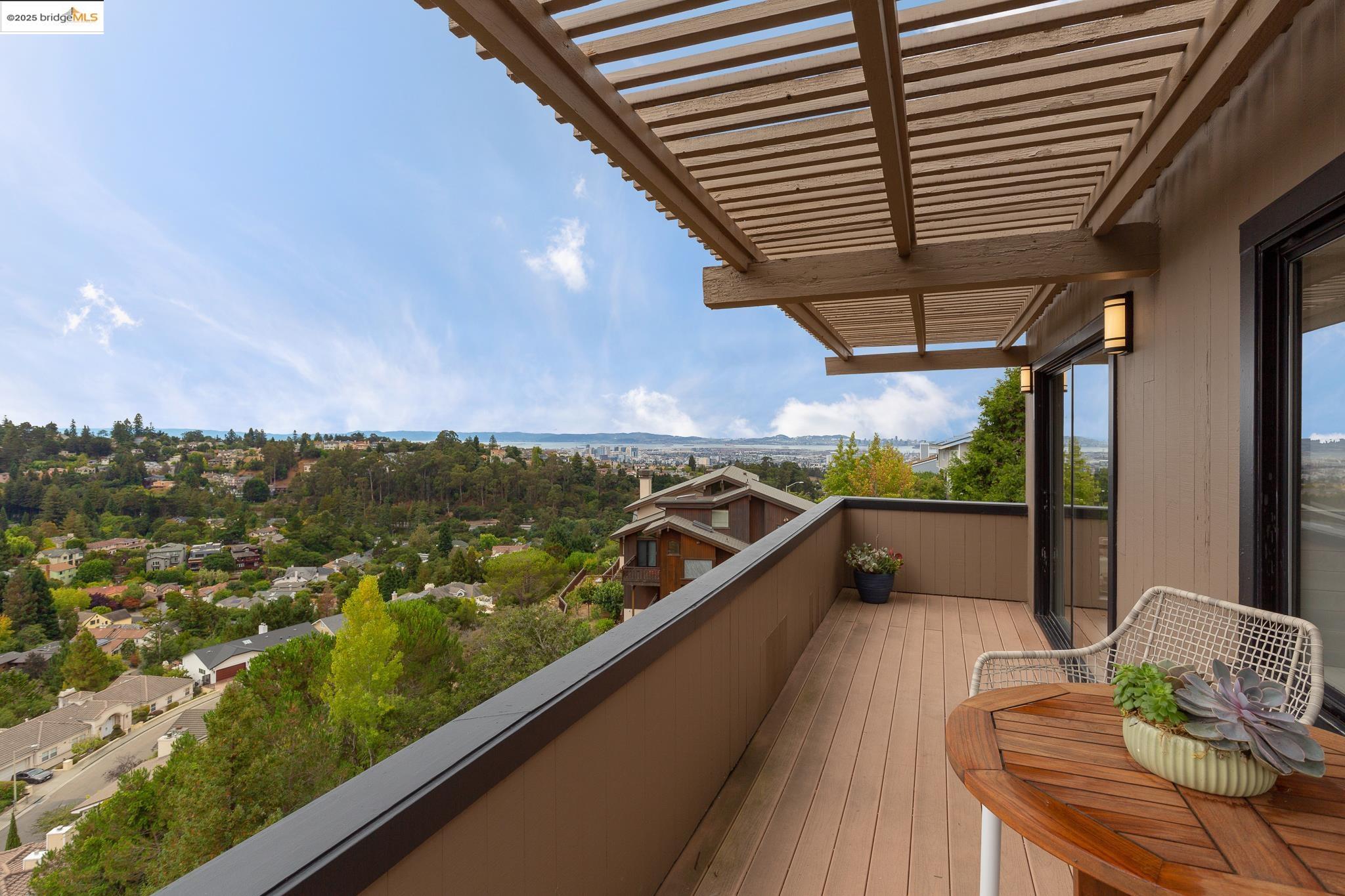 Detail Gallery Image 14 of 60 For 6475 Swainland Rd, Oakland,  CA 94611 - 3 Beds | 3 Baths