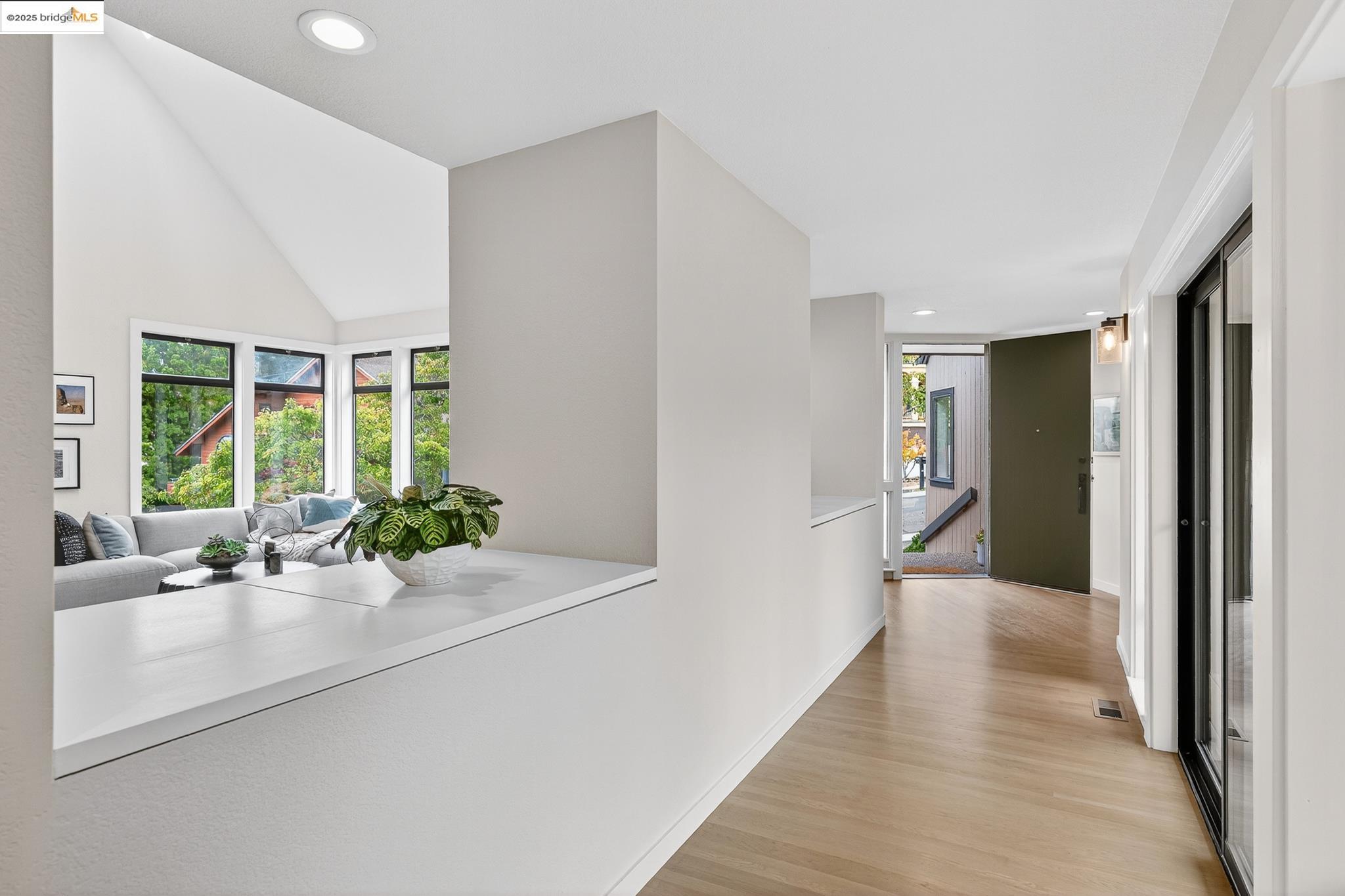Detail Gallery Image 3 of 60 For 6475 Swainland Rd, Oakland,  CA 94611 - 3 Beds | 3 Baths