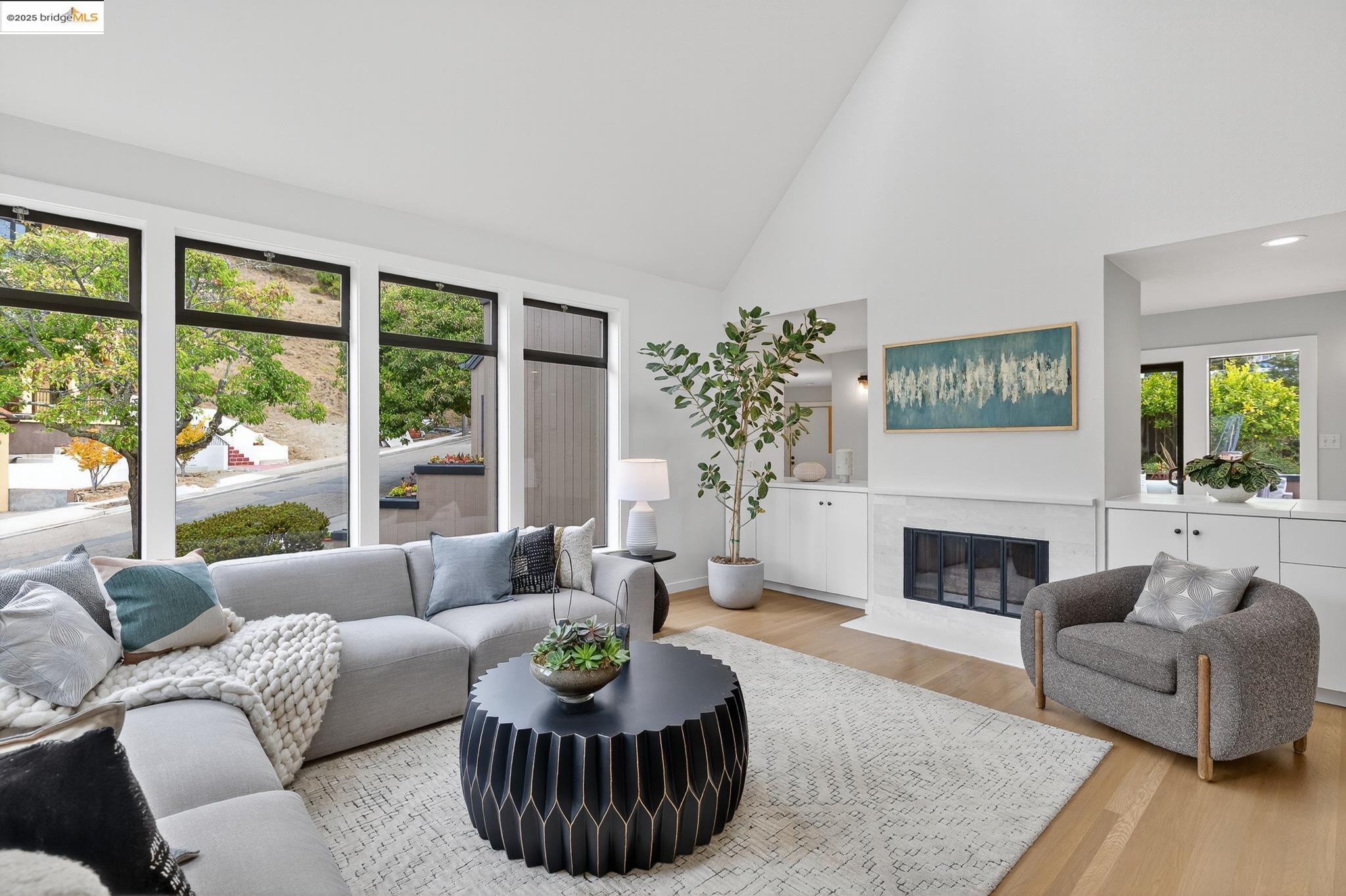 Detail Gallery Image 4 of 60 For 6475 Swainland Rd, Oakland,  CA 94611 - 3 Beds | 3 Baths