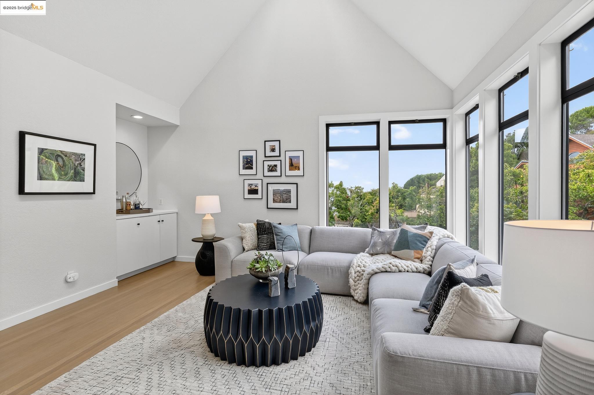 Detail Gallery Image 6 of 60 For 6475 Swainland Rd, Oakland,  CA 94611 - 3 Beds | 3 Baths