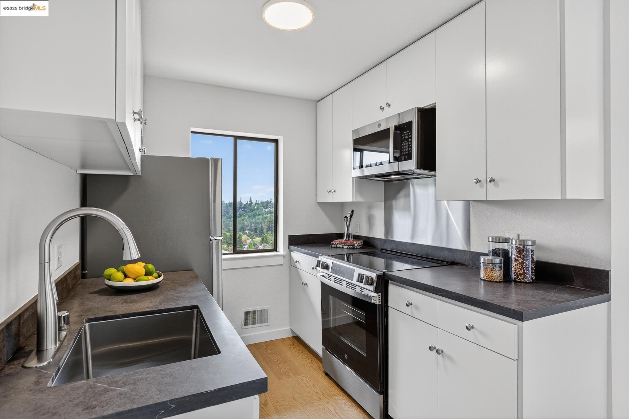 Detail Gallery Image 55 of 60 For 6475 Swainland Rd, Oakland,  CA 94611 - 3 Beds | 3 Baths