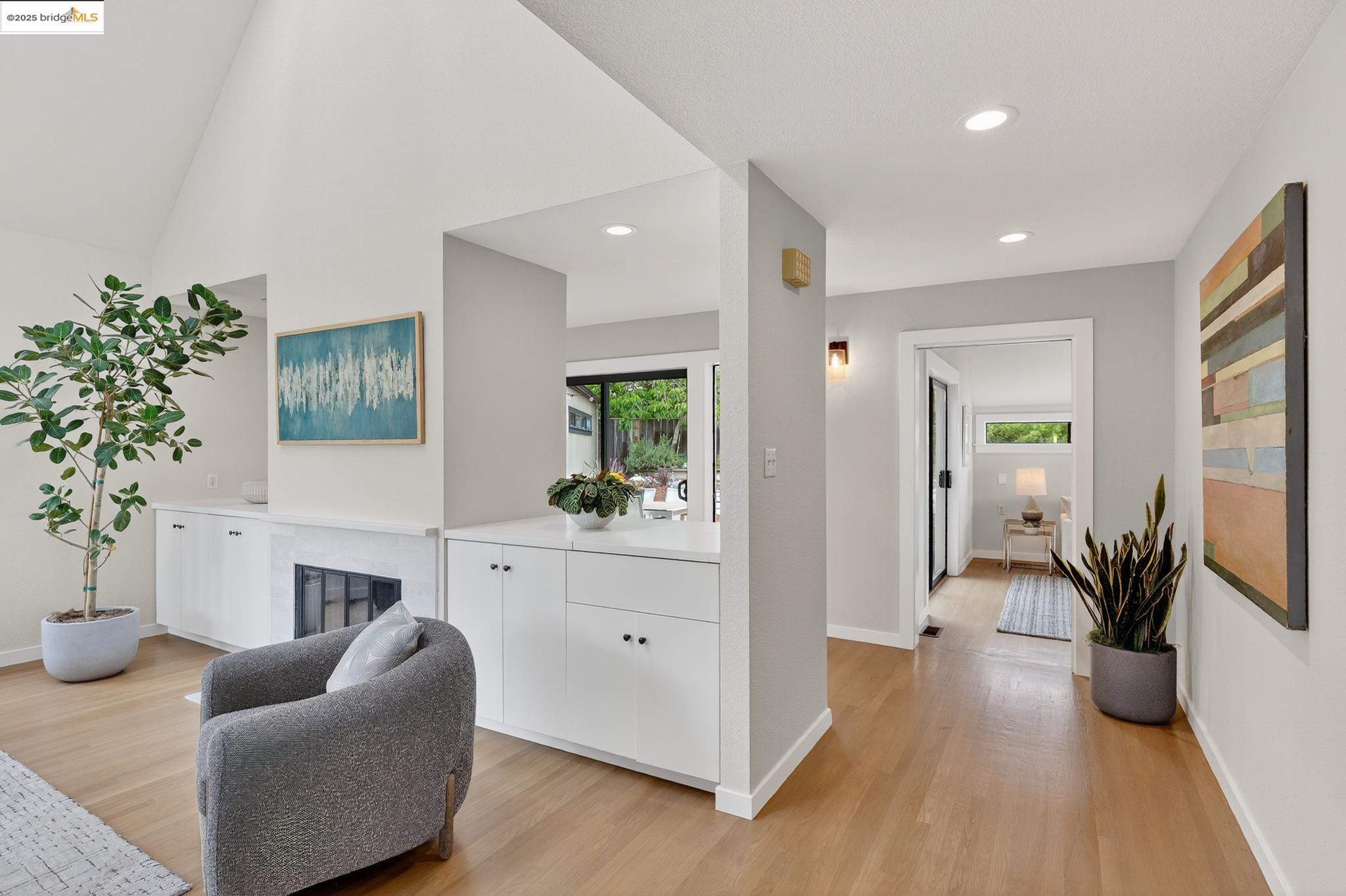 Detail Gallery Image 8 of 60 For 6475 Swainland Rd, Oakland,  CA 94611 - 3 Beds | 3 Baths