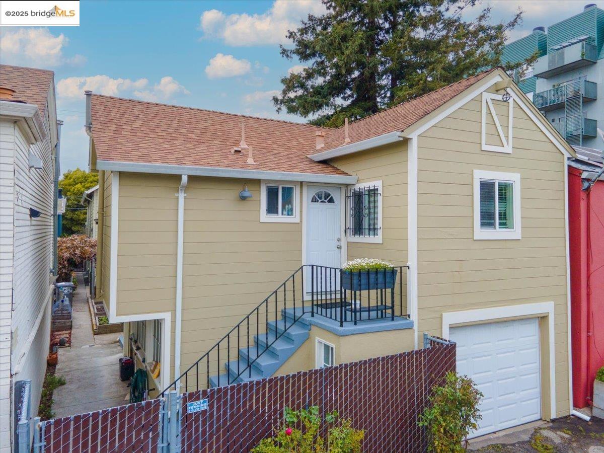 Detail Gallery Image 3 of 10 For 1123 65th St, Oakland,  CA 94608 - – Beds | – Baths