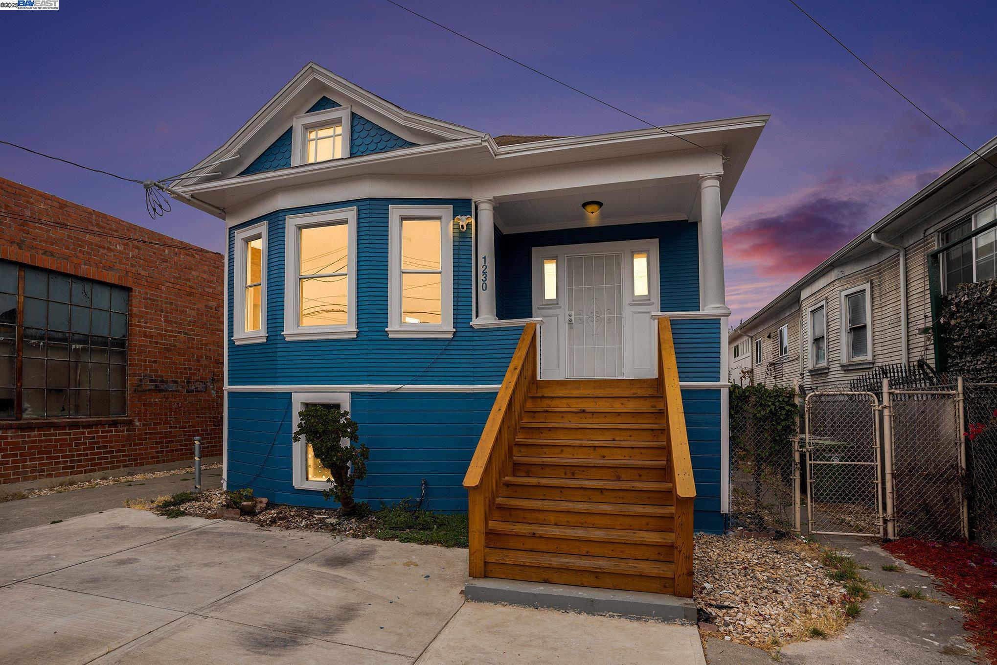 Detail Gallery Image 2 of 18 For 1230 39th Ave, Oakland,  CA 94601 - 2 Beds | 1 Baths