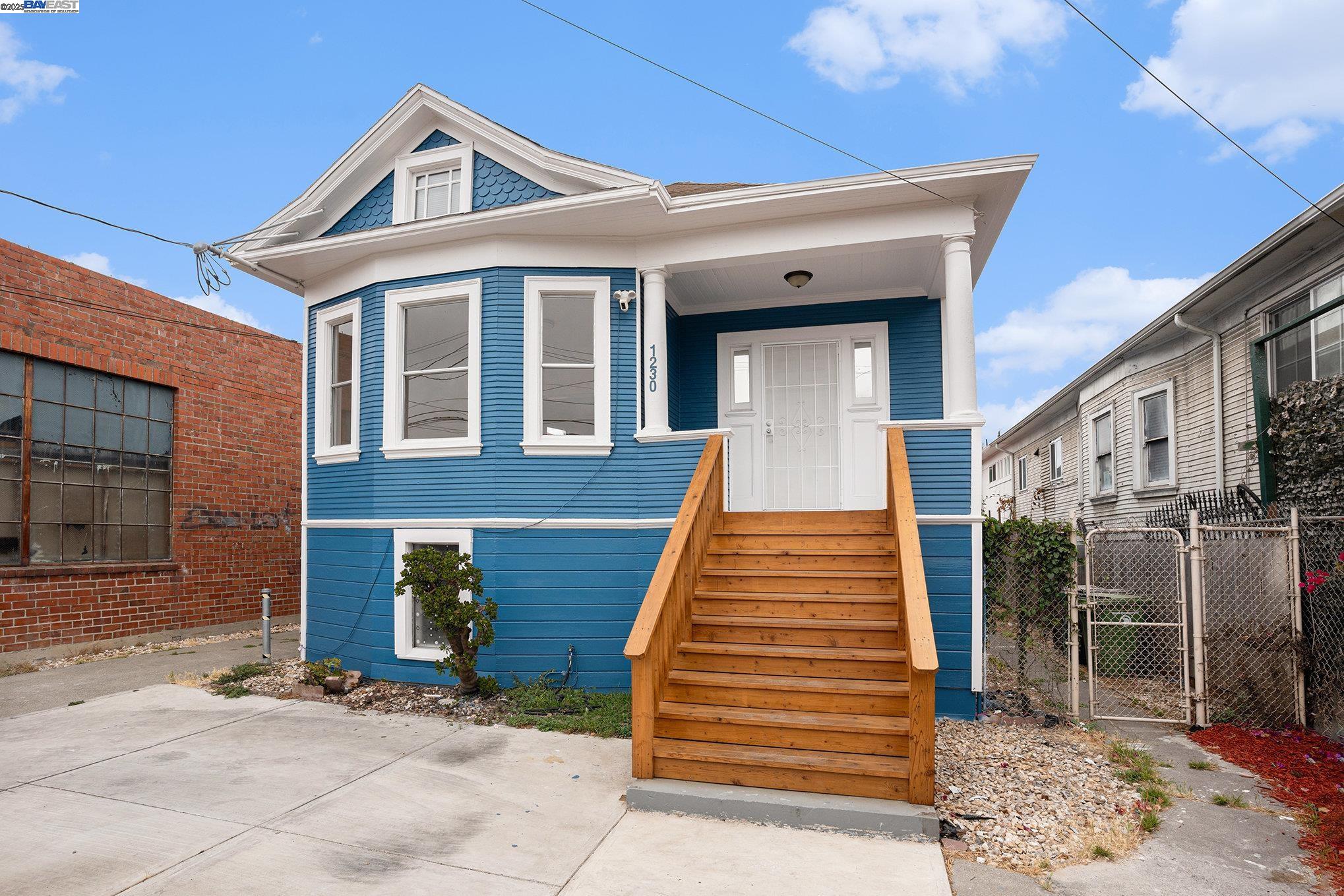 Detail Gallery Image 3 of 18 For 1230 39th Ave, Oakland,  CA 94601 - 2 Beds | 1 Baths