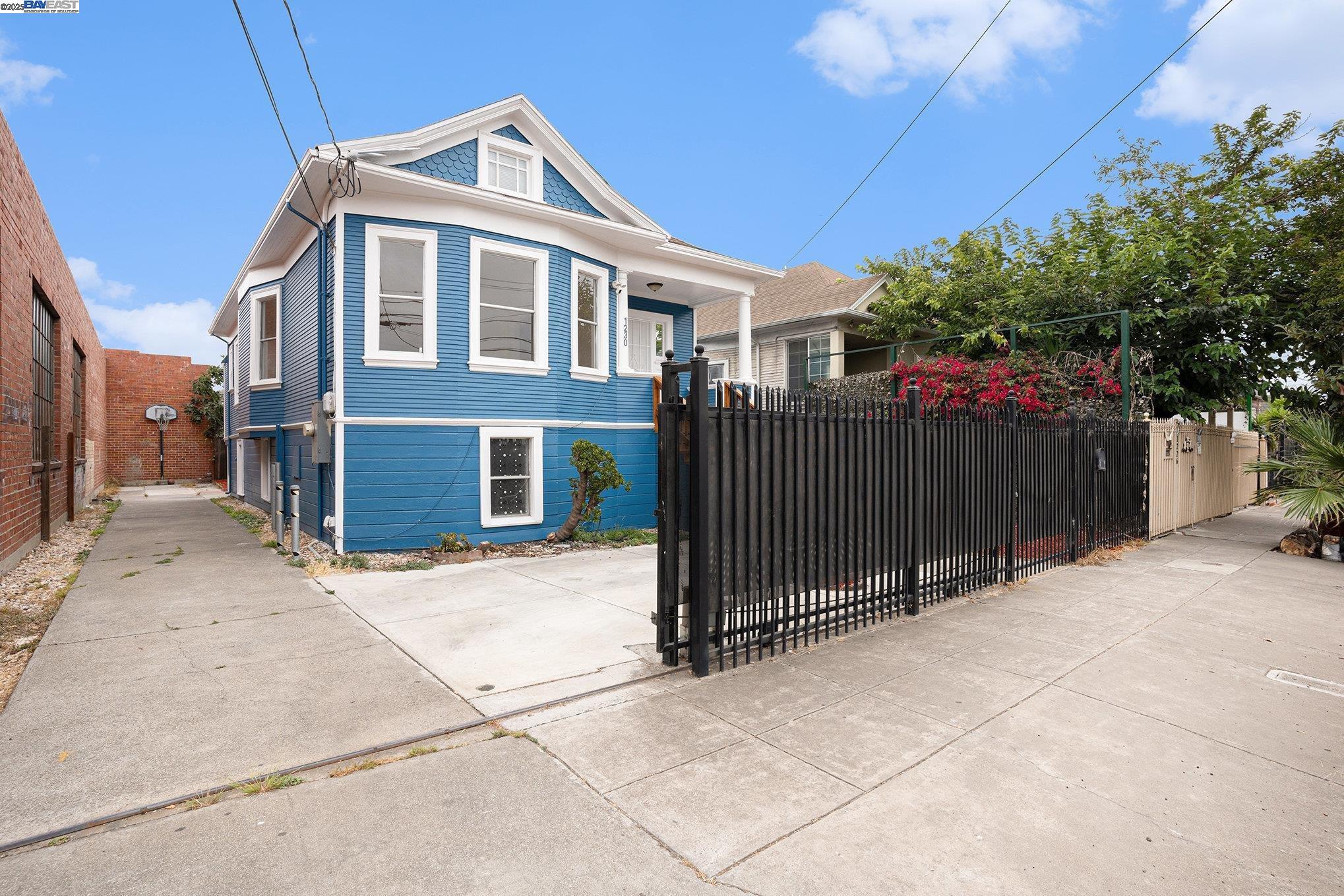 Detail Gallery Image 4 of 18 For 1230 39th Ave, Oakland,  CA 94601 - 2 Beds | 1 Baths