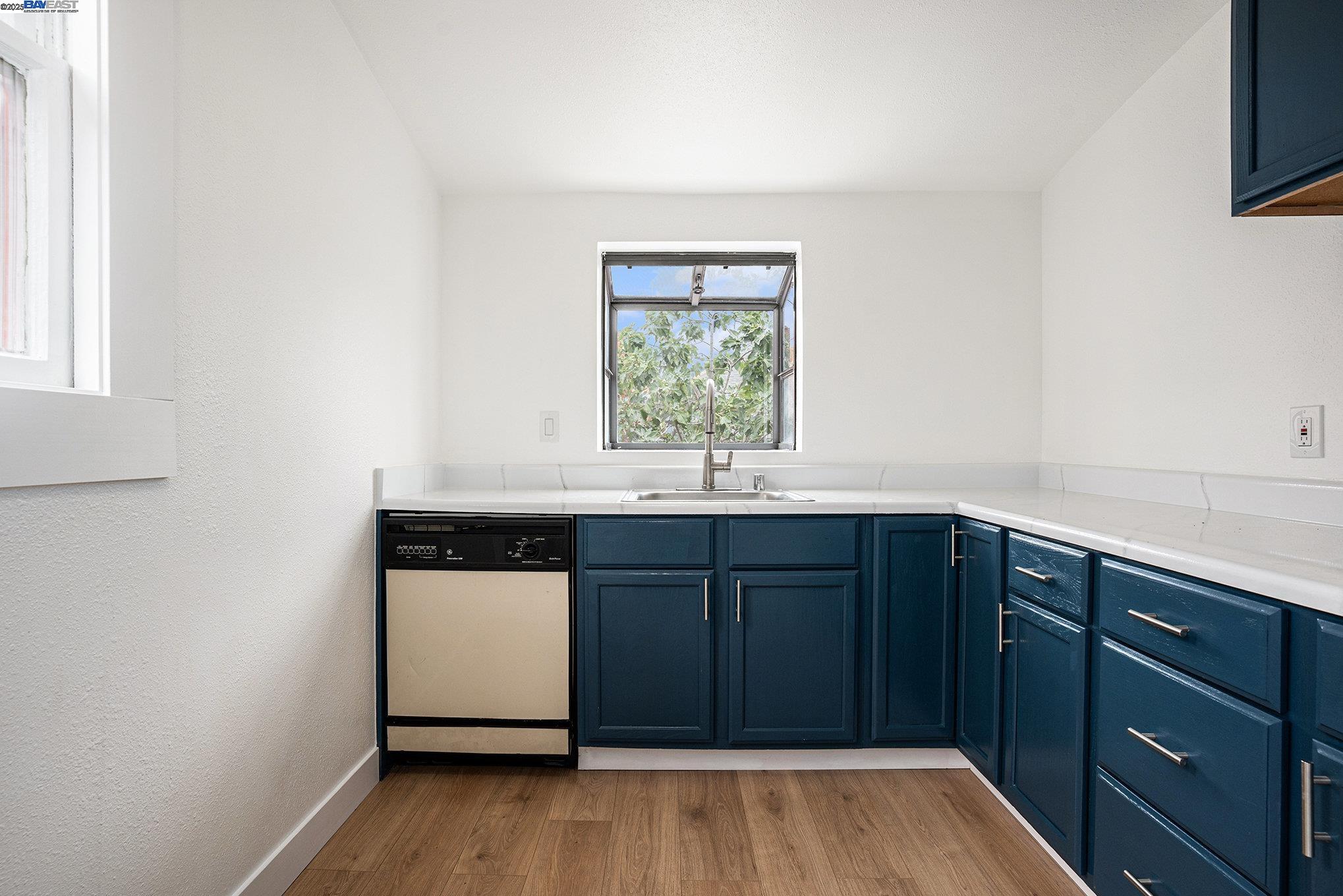 Detail Gallery Image 7 of 18 For 1230 39th Ave, Oakland,  CA 94601 - 2 Beds | 1 Baths