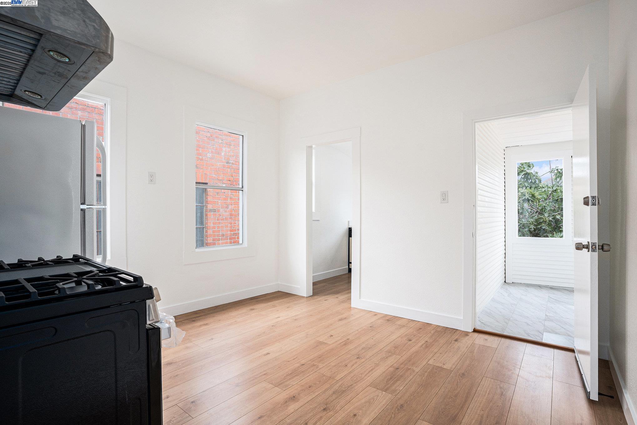 Detail Gallery Image 8 of 18 For 1230 39th Ave, Oakland,  CA 94601 - 2 Beds | 1 Baths