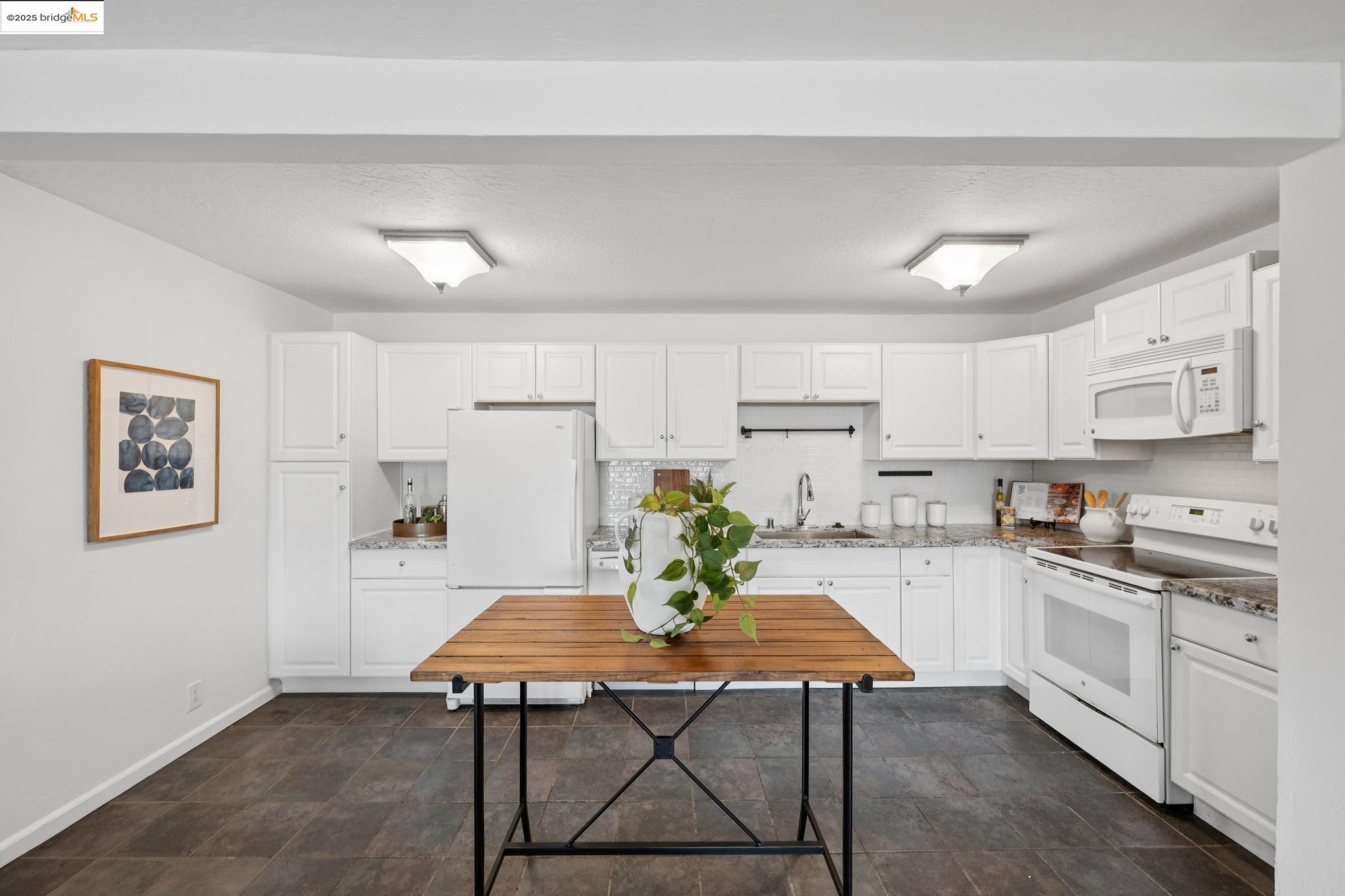 Detail Gallery Image 13 of 32 For 696 Athol Ave #203,  Oakland,  CA 94610 - 2 Beds | 2 Baths