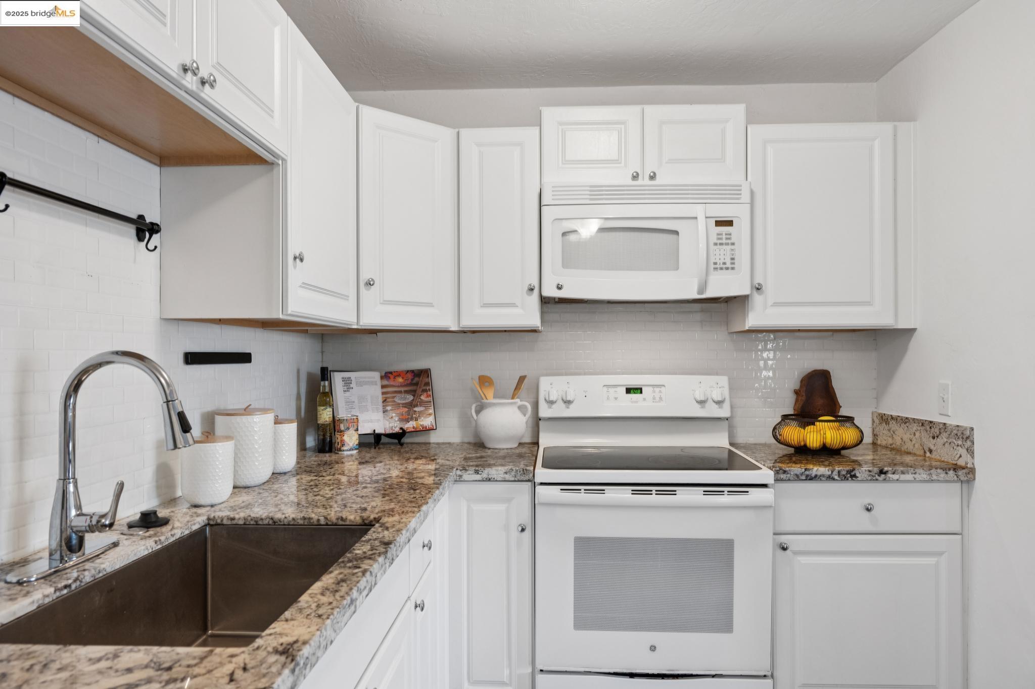 Detail Gallery Image 15 of 32 For 696 Athol Ave #203,  Oakland,  CA 94610 - 2 Beds | 2 Baths