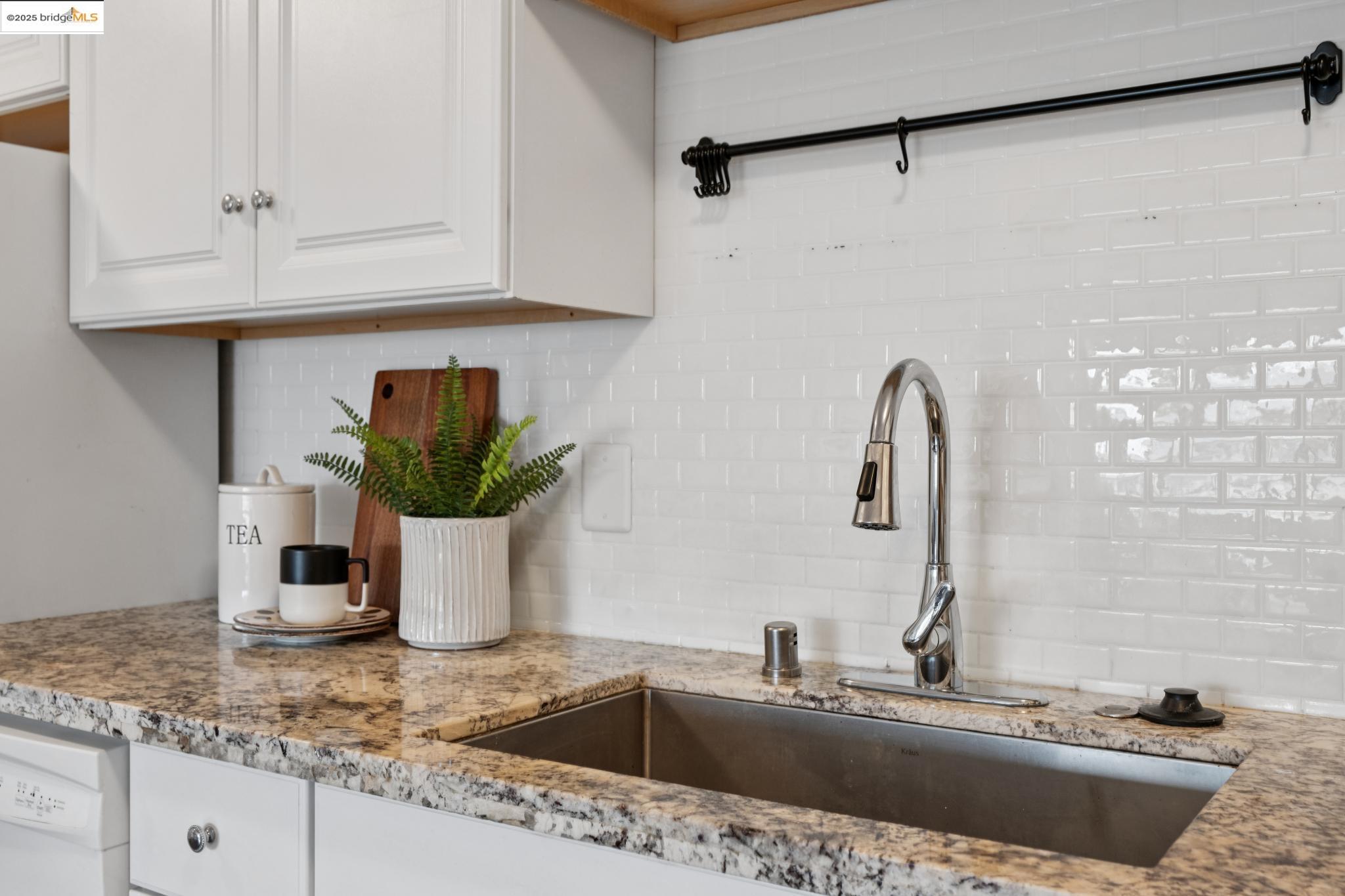 Detail Gallery Image 16 of 32 For 696 Athol Ave #203,  Oakland,  CA 94610 - 2 Beds | 2 Baths