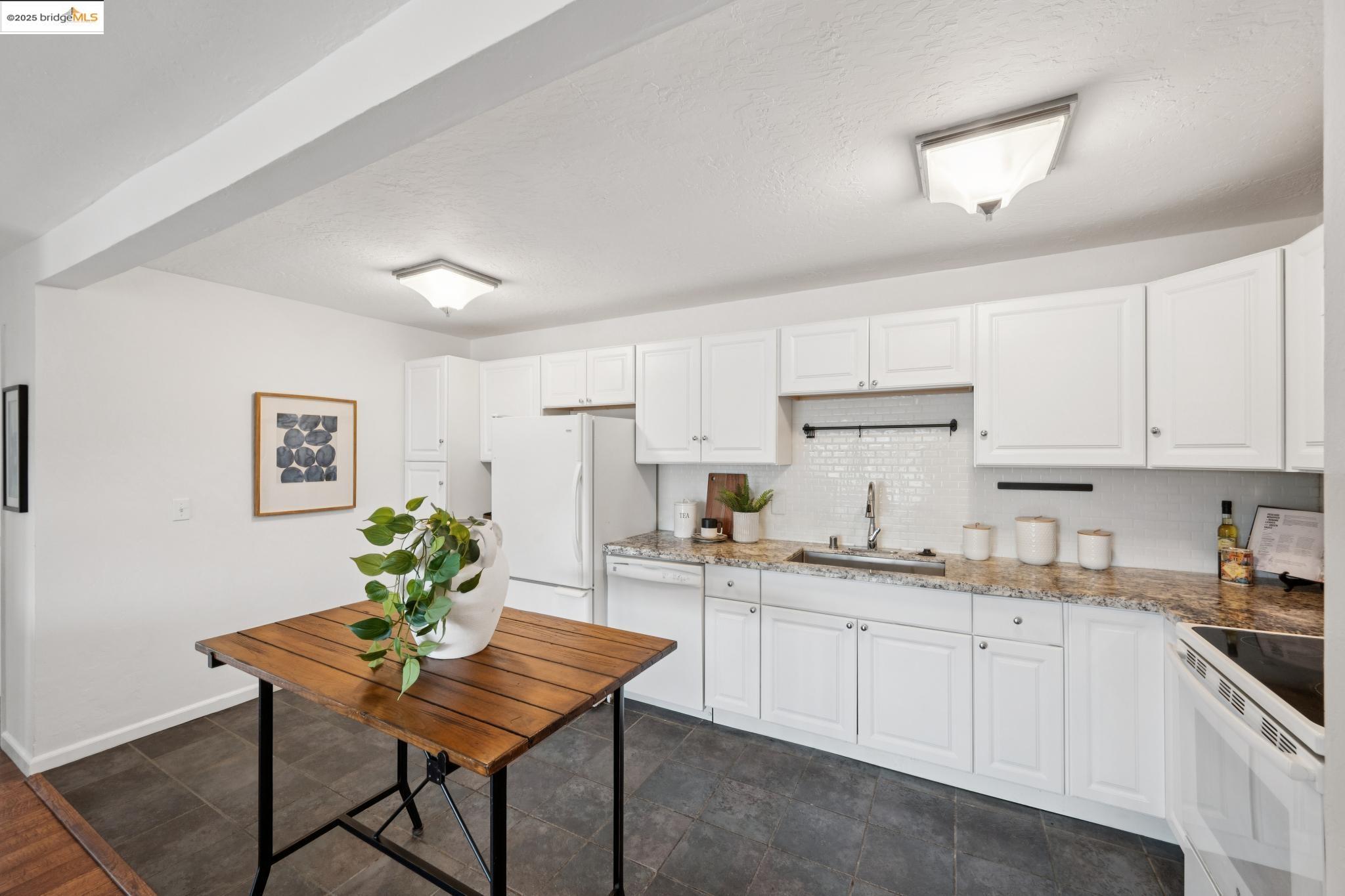 Detail Gallery Image 17 of 32 For 696 Athol Ave #203,  Oakland,  CA 94610 - 2 Beds | 2 Baths