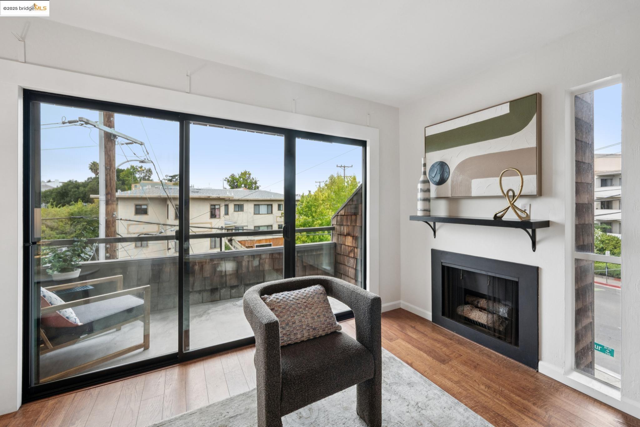 Detail Gallery Image 3 of 32 For 696 Athol Ave #203,  Oakland,  CA 94610 - 2 Beds | 2 Baths