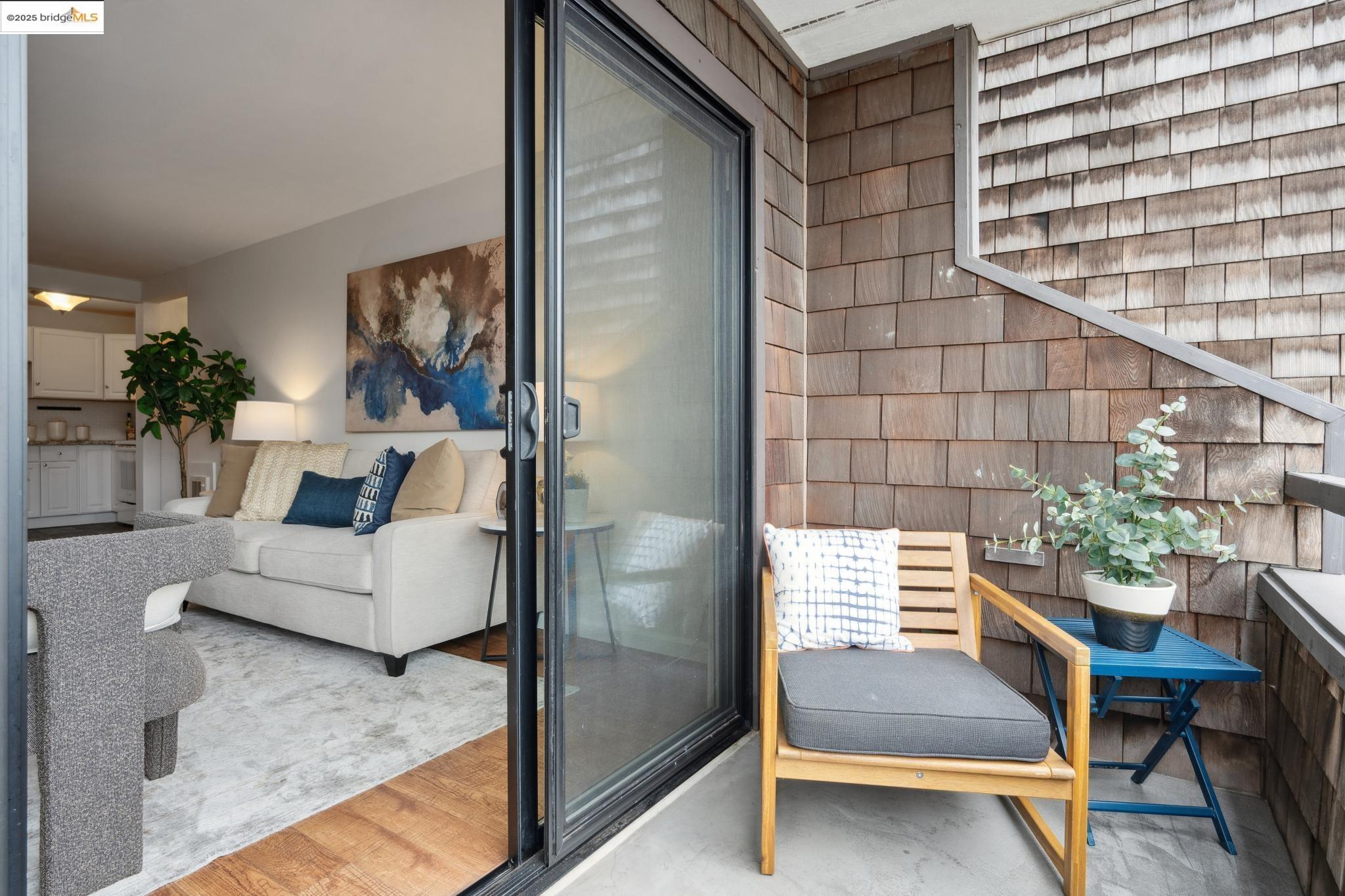Detail Gallery Image 8 of 32 For 696 Athol Ave #203,  Oakland,  CA 94610 - 2 Beds | 2 Baths