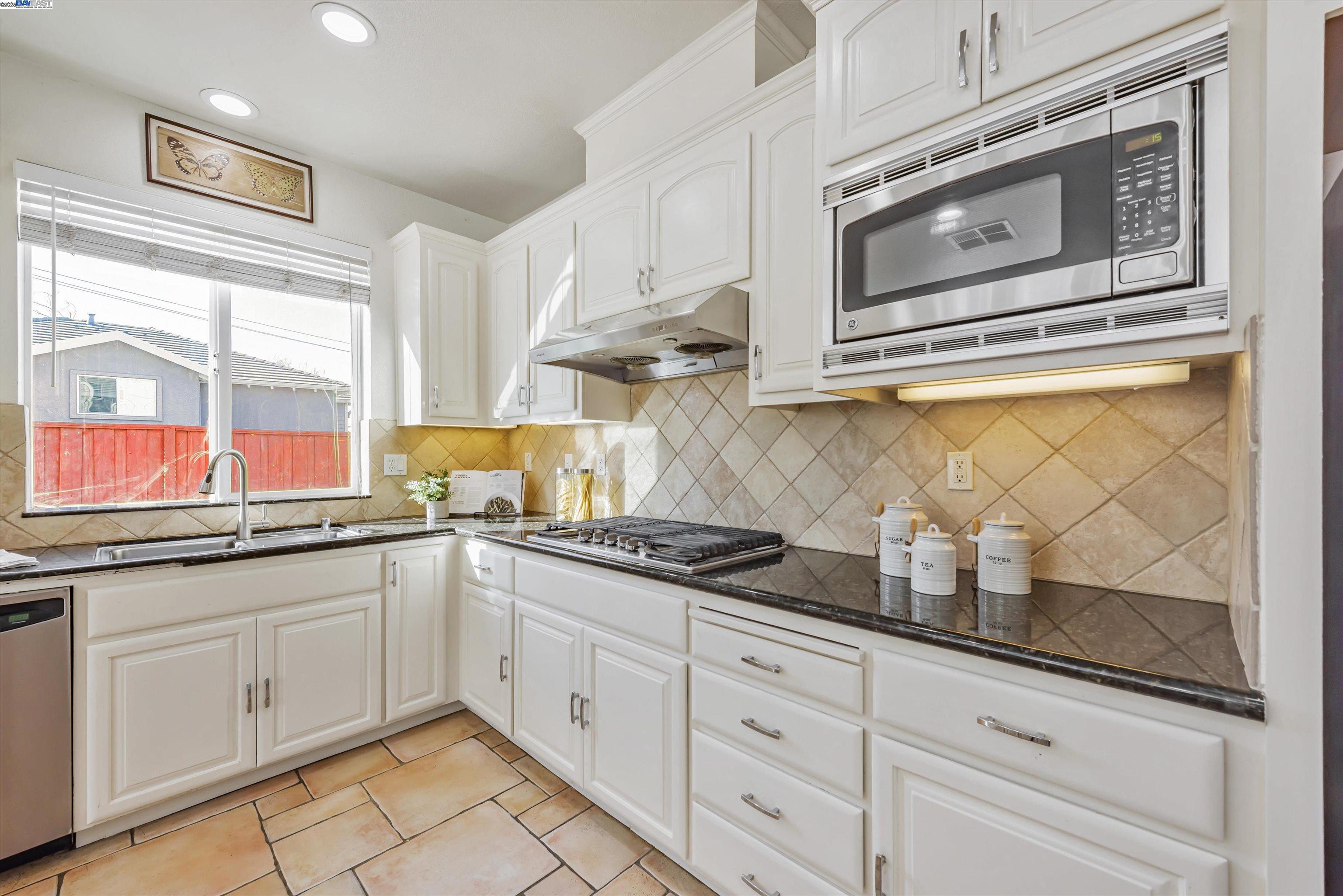 Detail Gallery Image 16 of 43 For 3109 Vista Lane, Hayward,  CA 94541 - 6 Beds | 3 Baths