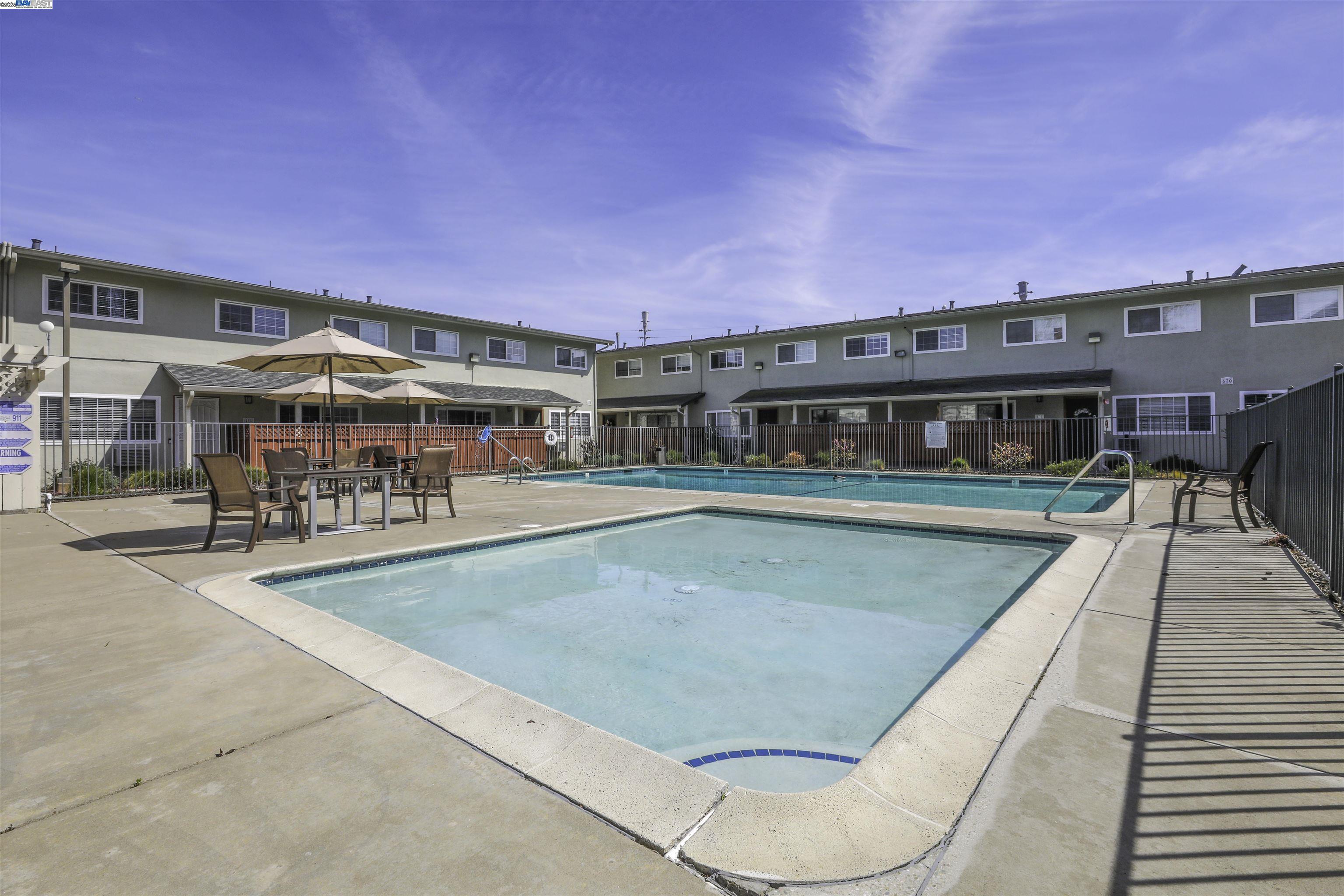 Detail Gallery Image 1 of 30 For 670 Fargo Ave #8,  San Leandro,  CA 94579 - 3 Beds | 3 Baths