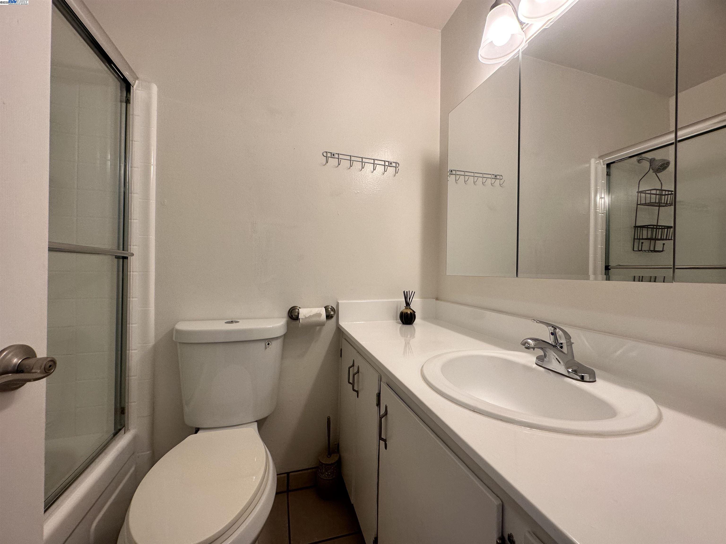 Detail Gallery Image 12 of 30 For 670 Fargo Ave #8,  San Leandro,  CA 94579 - 3 Beds | 3 Baths
