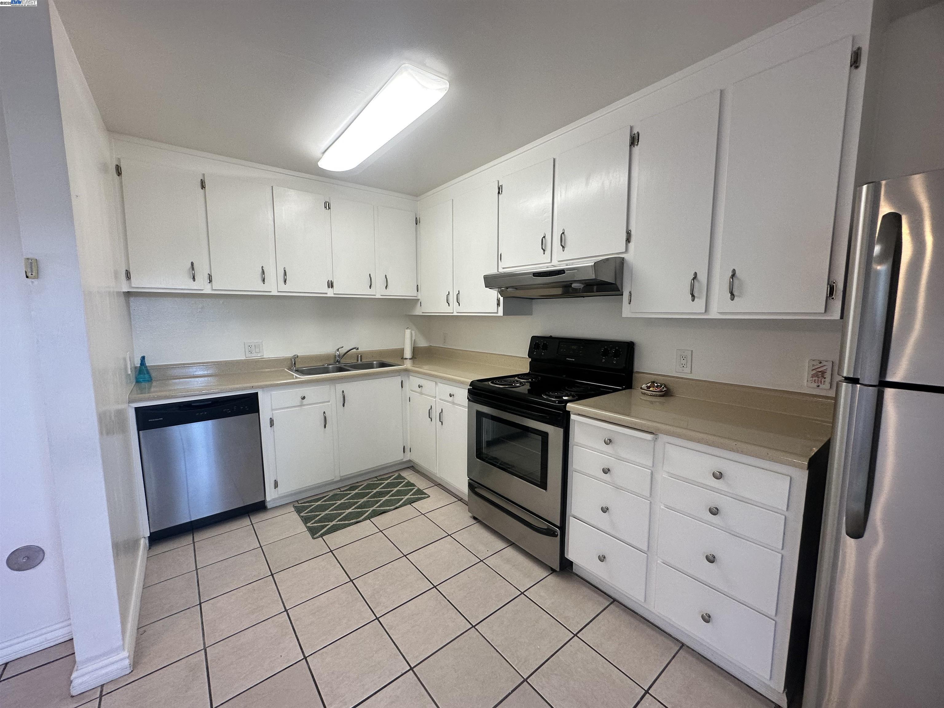 Detail Gallery Image 3 of 30 For 670 Fargo Ave #8,  San Leandro,  CA 94579 - 3 Beds | 3 Baths