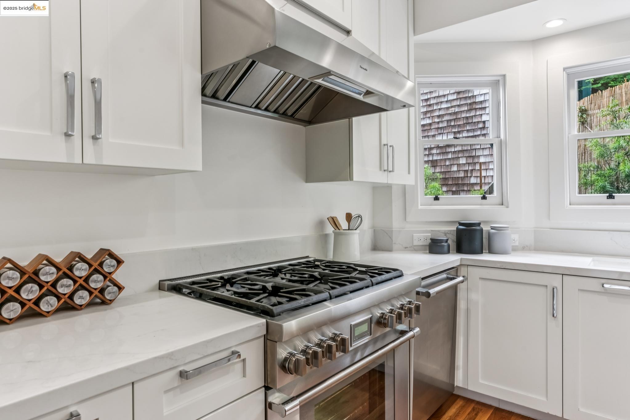 Detail Gallery Image 21 of 60 For 60 Panoramic Way, Berkeley,  CA 94704 - 5 Beds | 4/1 Baths