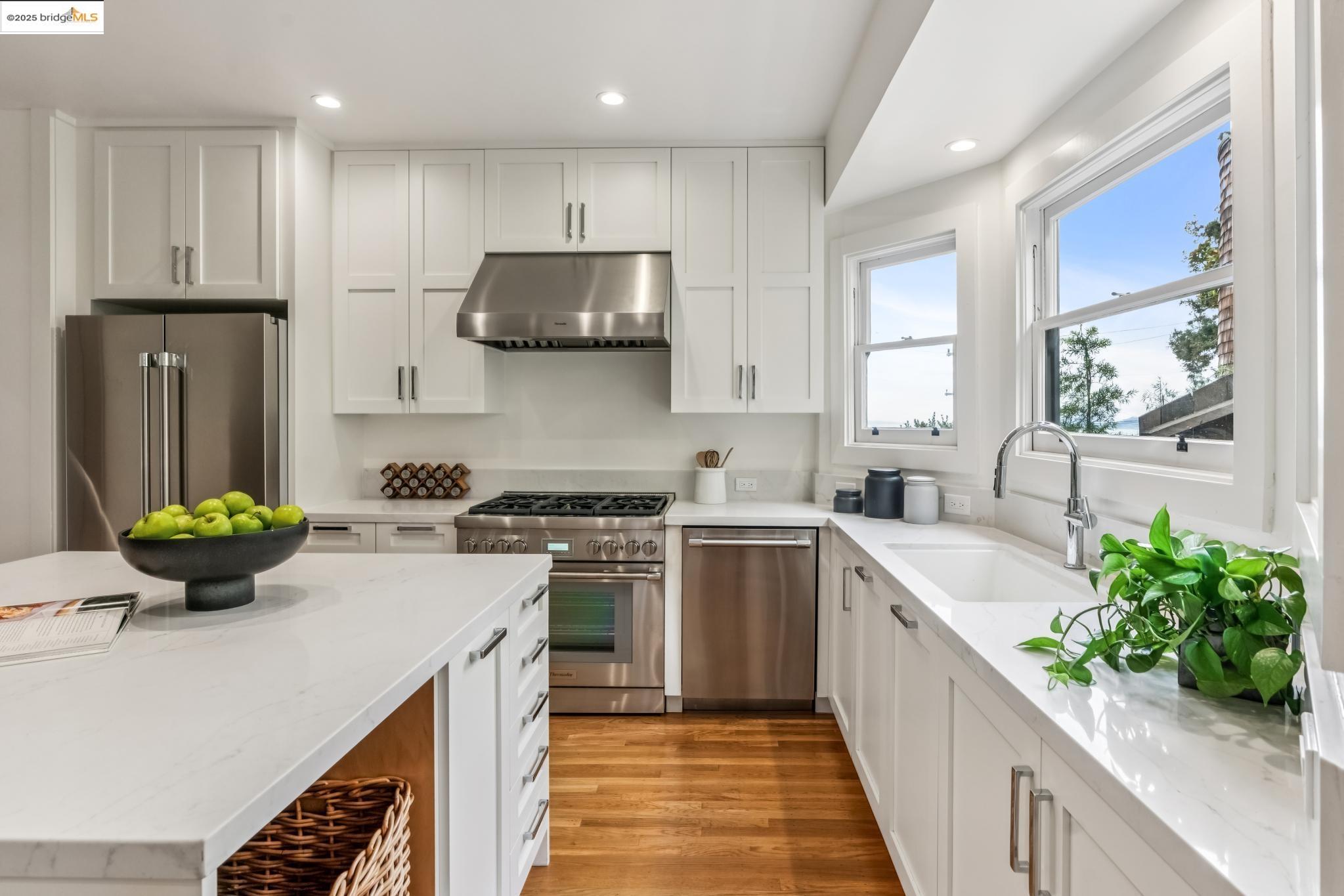 Detail Gallery Image 22 of 60 For 60 Panoramic Way, Berkeley,  CA 94704 - 5 Beds | 4/1 Baths