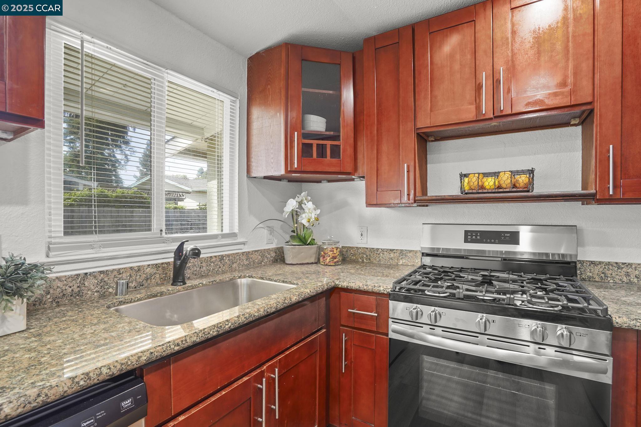Detail Gallery Image 10 of 35 For 2206 Gehringer Dr, Concord,  CA 94520 - 4 Beds | 3 Baths
