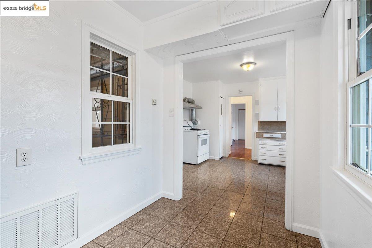 Detail Gallery Image 5 of 25 For 8806 Dowling St, Oakland,  CA 94605 - – Beds | – Baths
