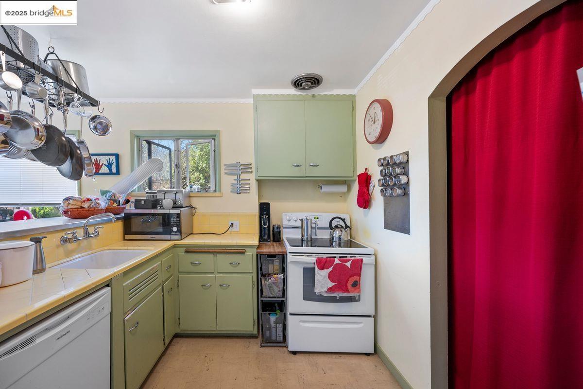 Detail Gallery Image 6 of 22 For 462 Cavour St, Oakland,  CA 94618 - – Beds | – Baths