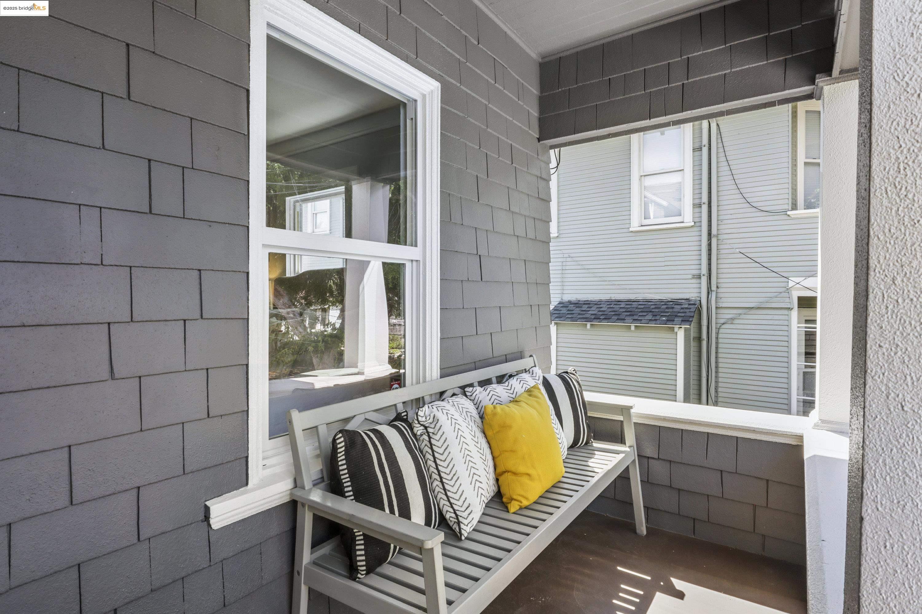 Detail Gallery Image 2 of 44 For 471 Mcauley St, Oakland,  CA 94609 - 4 Beds | 2 Baths