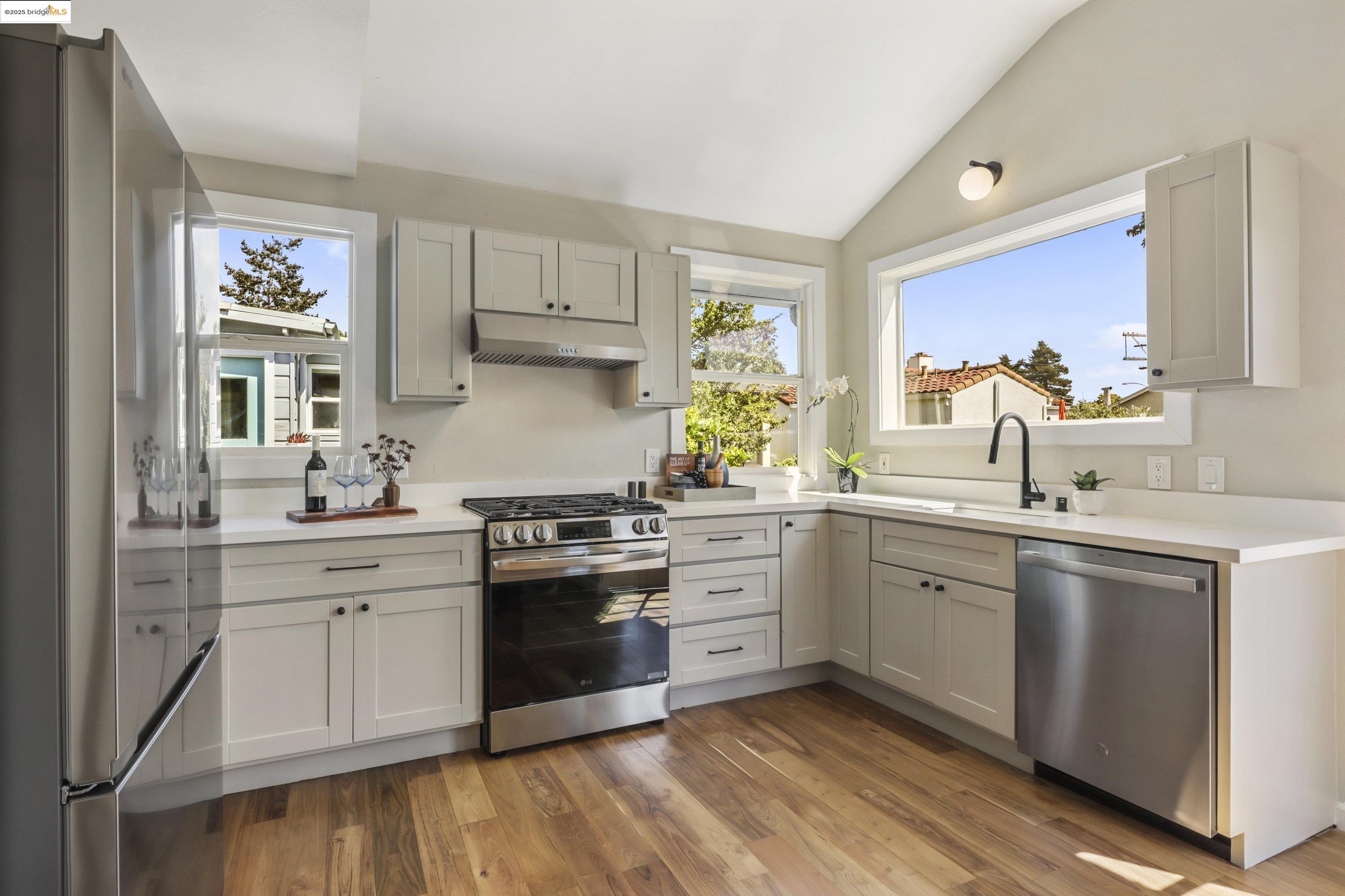 Detail Gallery Image 11 of 44 For 471 Mcauley St, Oakland,  CA 94609 - 4 Beds | 2 Baths