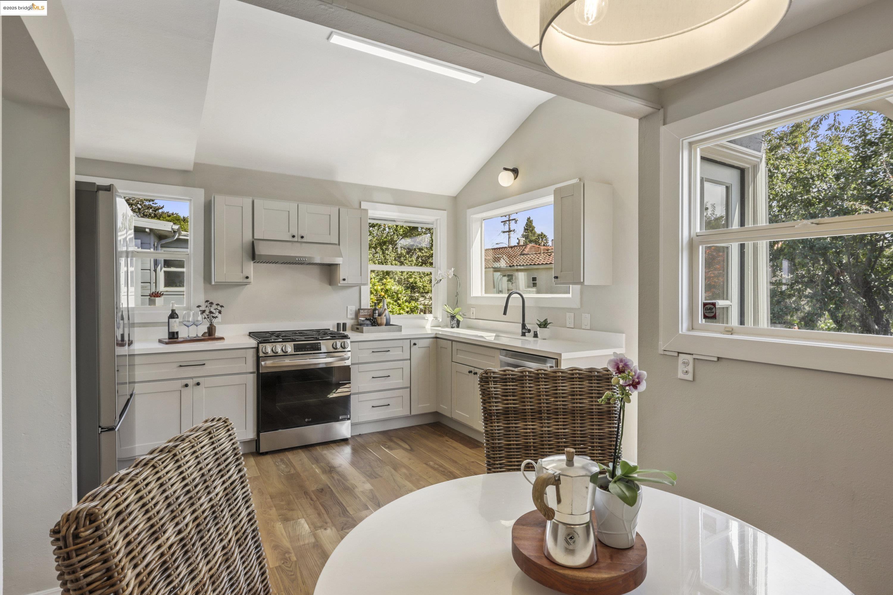 Detail Gallery Image 16 of 44 For 471 Mcauley St, Oakland,  CA 94609 - 4 Beds | 2 Baths