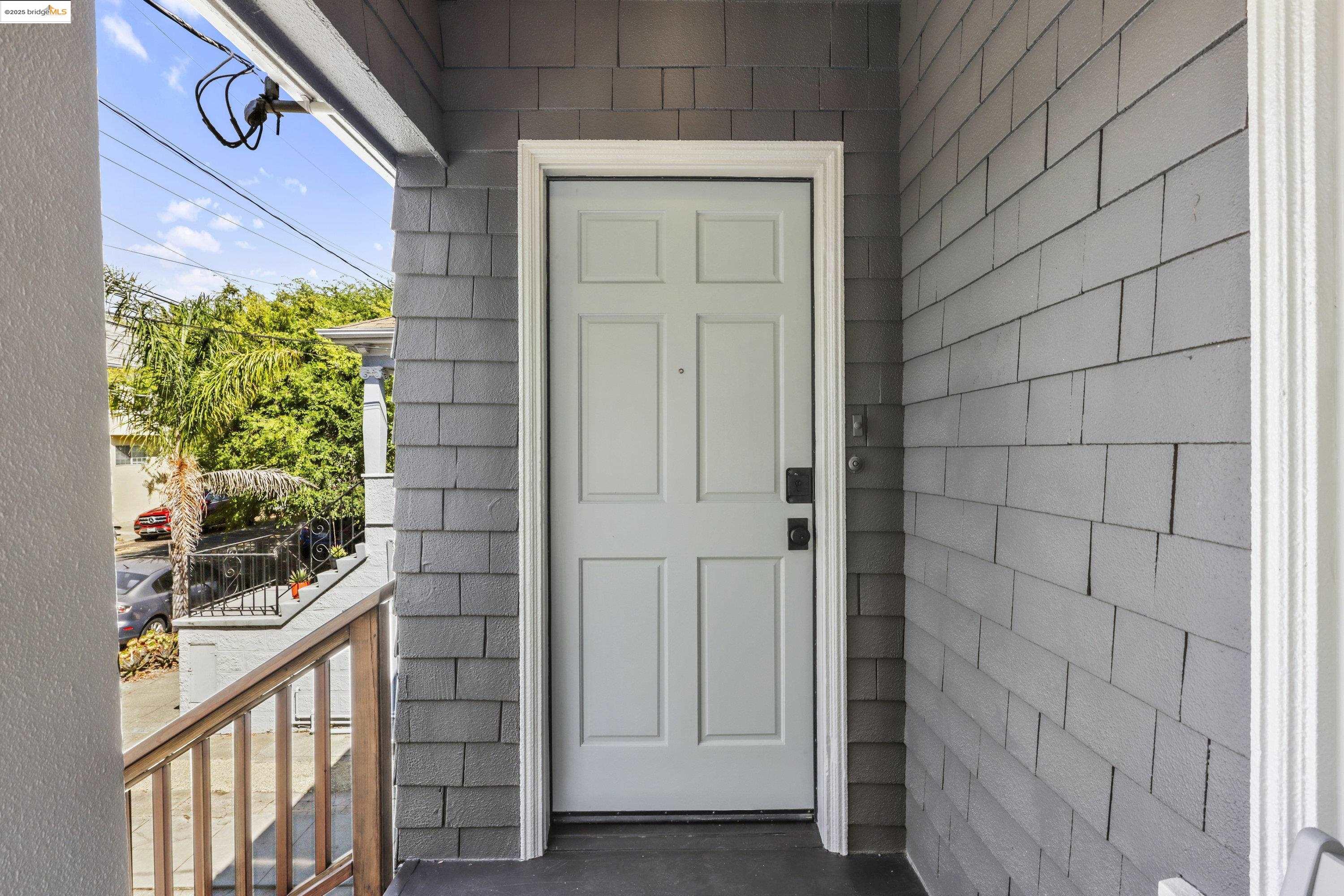 Detail Gallery Image 3 of 44 For 471 Mcauley St, Oakland,  CA 94609 - 4 Beds | 2 Baths