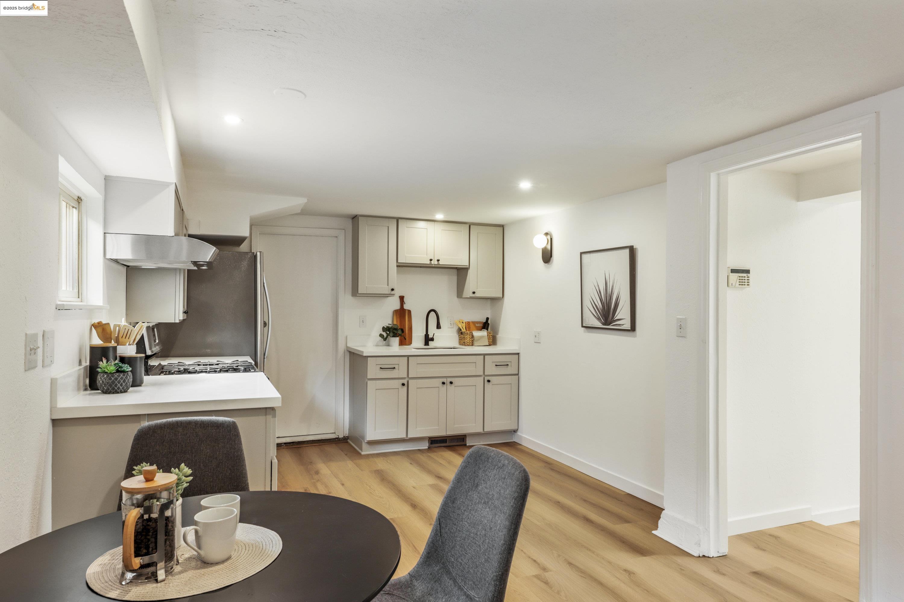 Detail Gallery Image 30 of 44 For 471 Mcauley St, Oakland,  CA 94609 - 4 Beds | 2 Baths