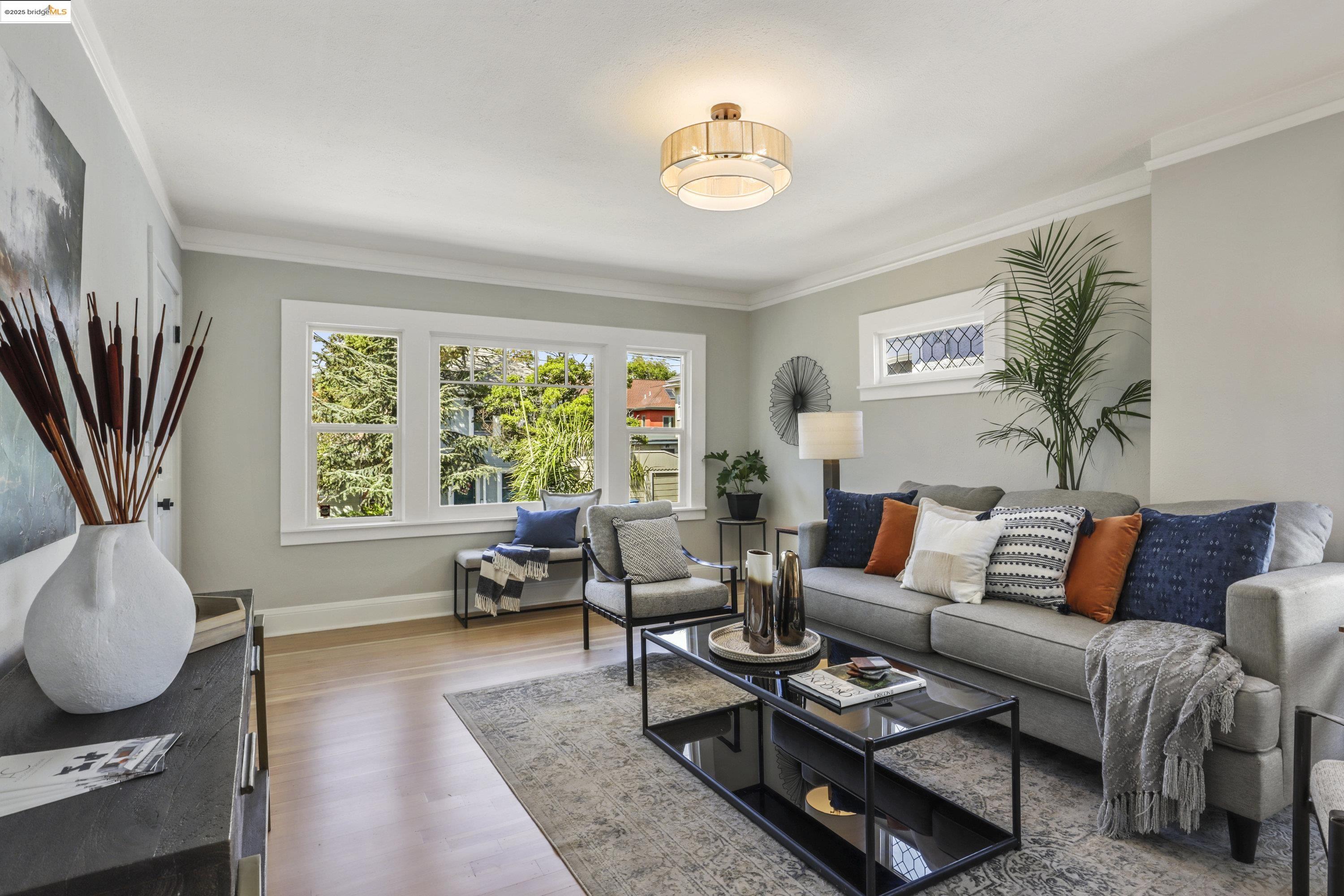 Detail Gallery Image 5 of 44 For 471 Mcauley St, Oakland,  CA 94609 - 4 Beds | 2 Baths