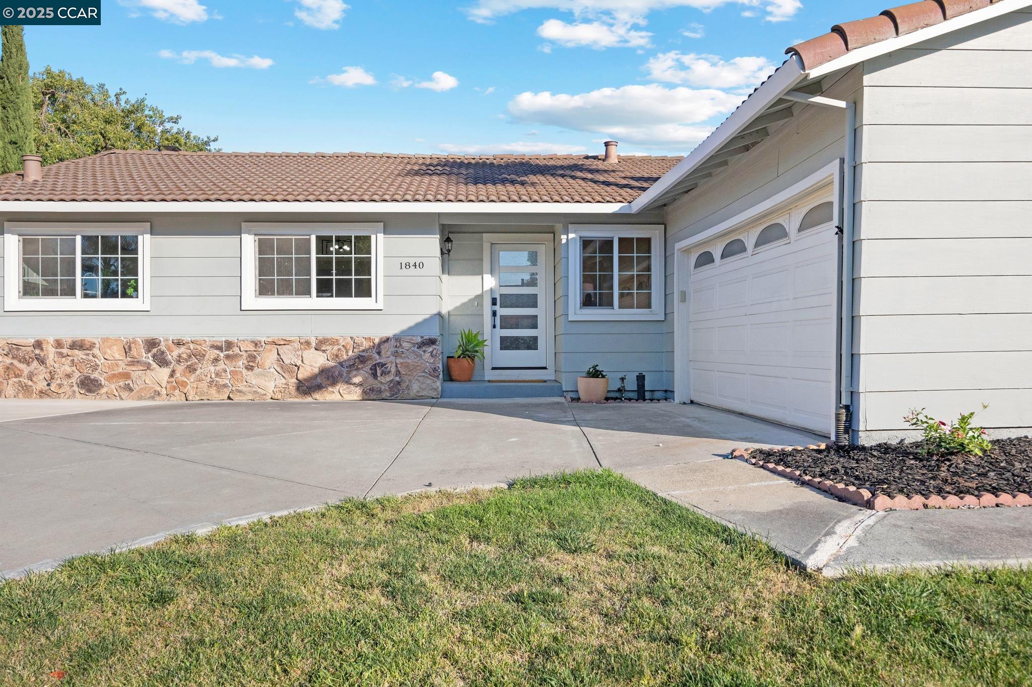 Detail Gallery Image 4 of 60 For 1840 Leo Ln, Concord,  CA 94521 - 4 Beds | 2 Baths