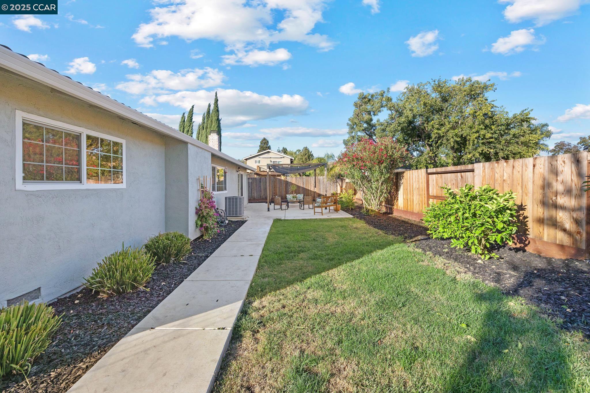 Detail Gallery Image 5 of 60 For 1840 Leo Ln, Concord,  CA 94521 - 4 Beds | 2 Baths