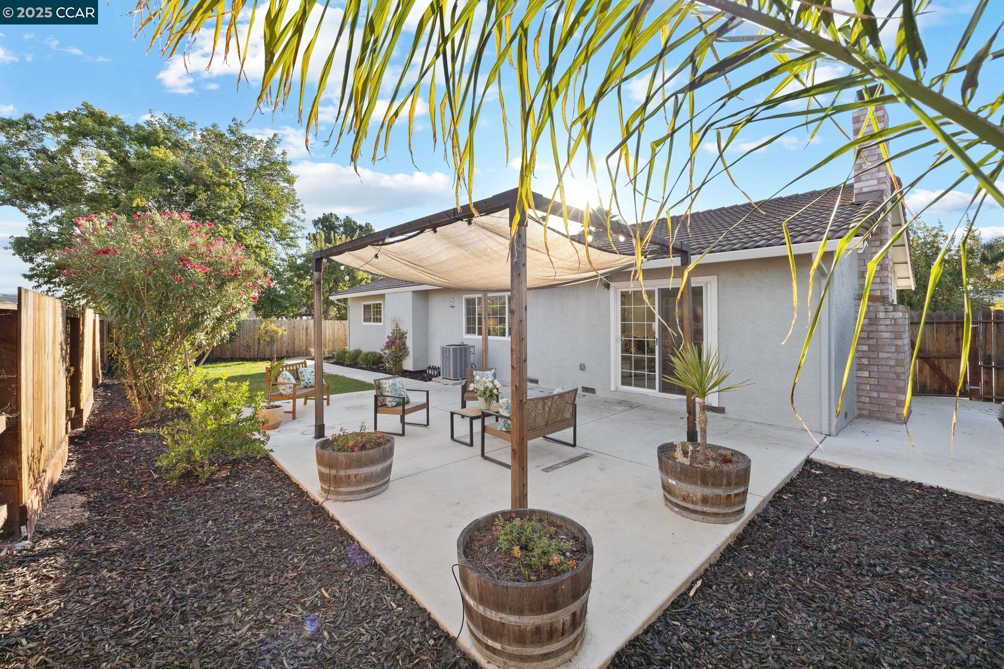 Detail Gallery Image 6 of 60 For 1840 Leo Ln, Concord,  CA 94521 - 4 Beds | 2 Baths