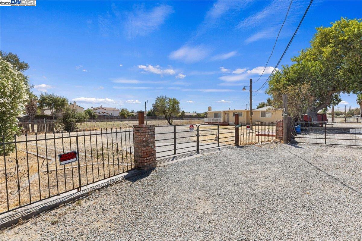 Detail Gallery Image 4 of 42 For 2688 W Byron Rd, Tracy,  CA 95377 - 4 Beds | 2 Baths