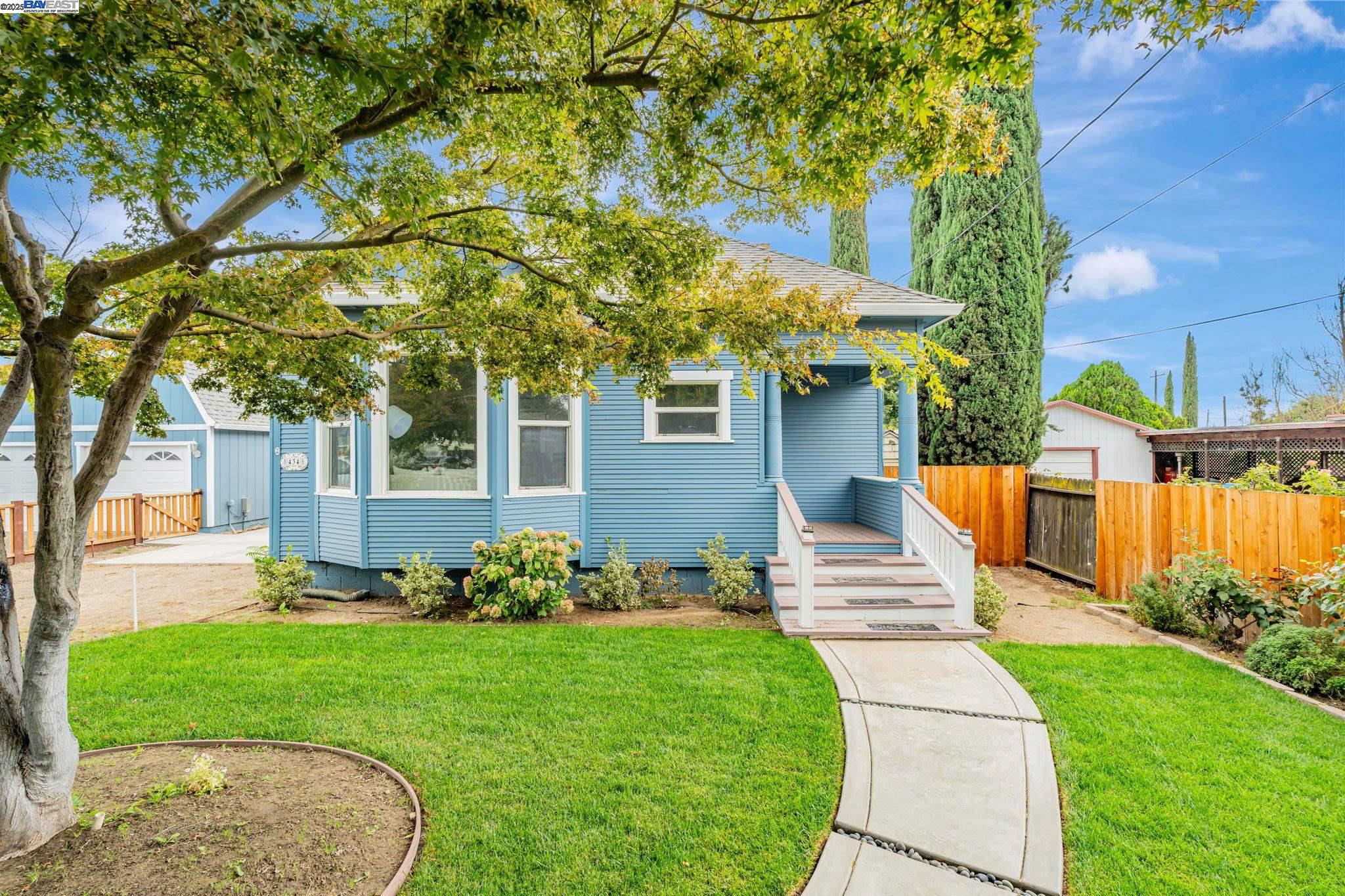 Detail Gallery Image 1 of 41 For 434 Joseph Rd, Manteca,  CA 95336 - 3 Beds | 3 Baths