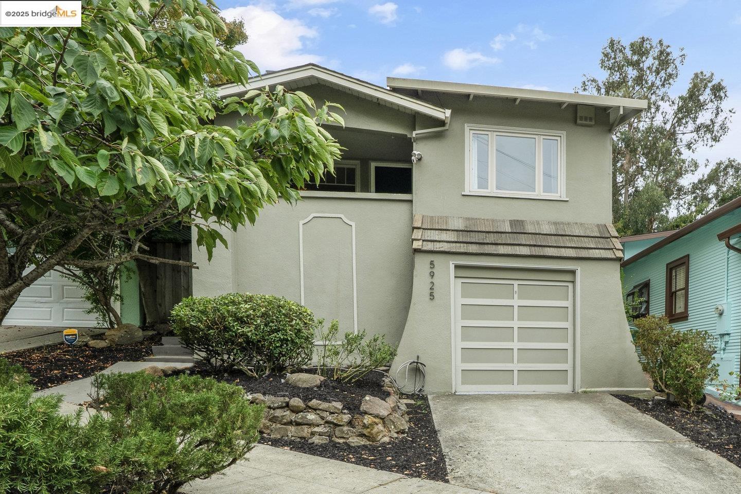 Detail Gallery Image 2 of 33 For 5925 Outlook Ave, Oakland,  CA 94605 - 2 Beds | 1 Baths