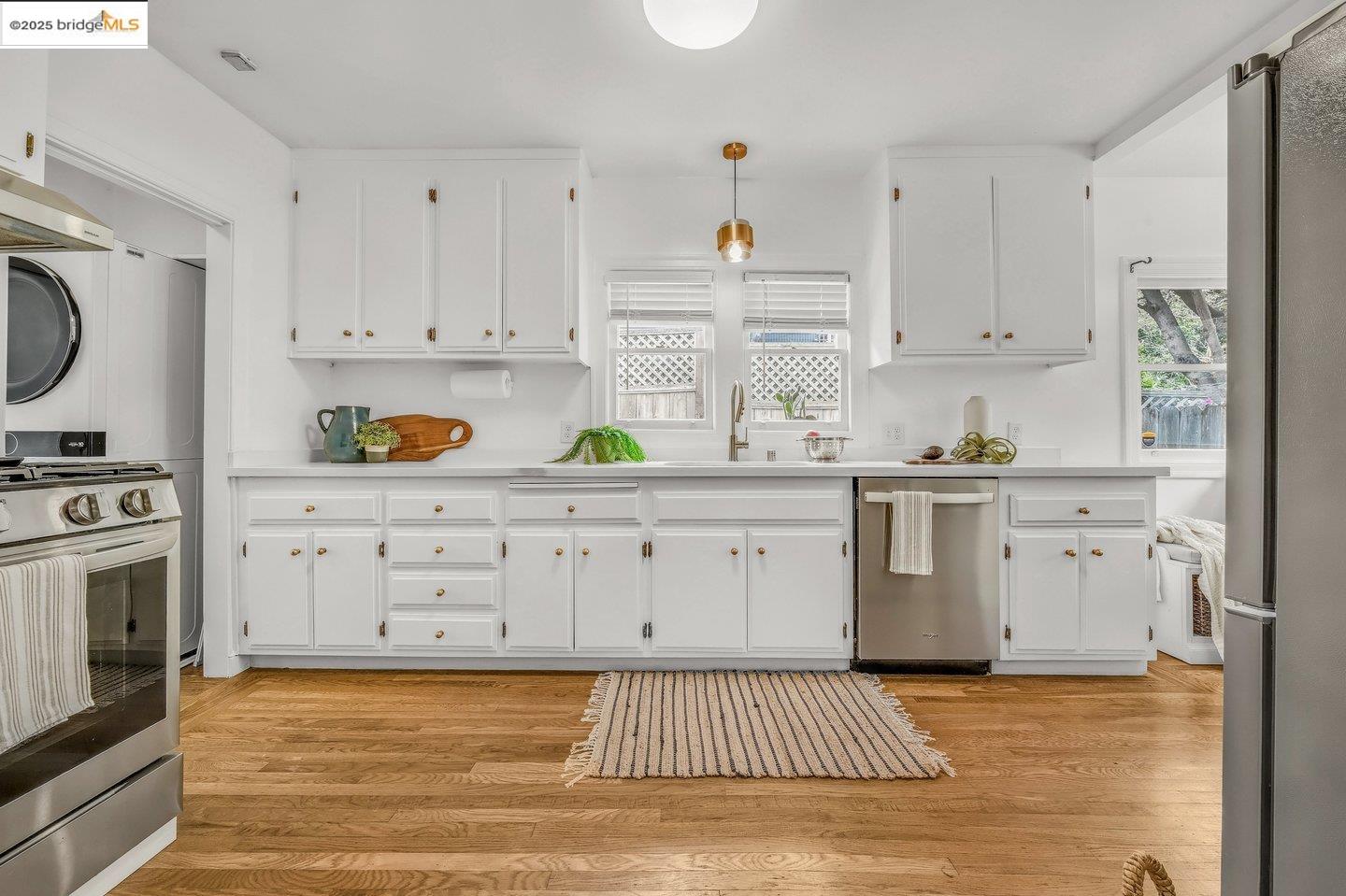 Detail Gallery Image 13 of 33 For 5925 Outlook Ave, Oakland,  CA 94605 - 2 Beds | 1 Baths