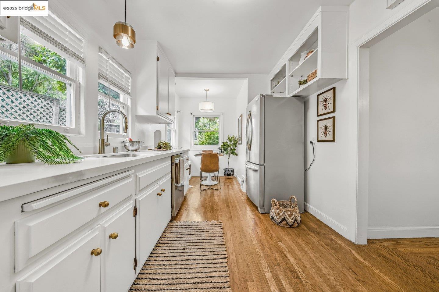 Detail Gallery Image 14 of 33 For 5925 Outlook Ave, Oakland,  CA 94605 - 2 Beds | 1 Baths