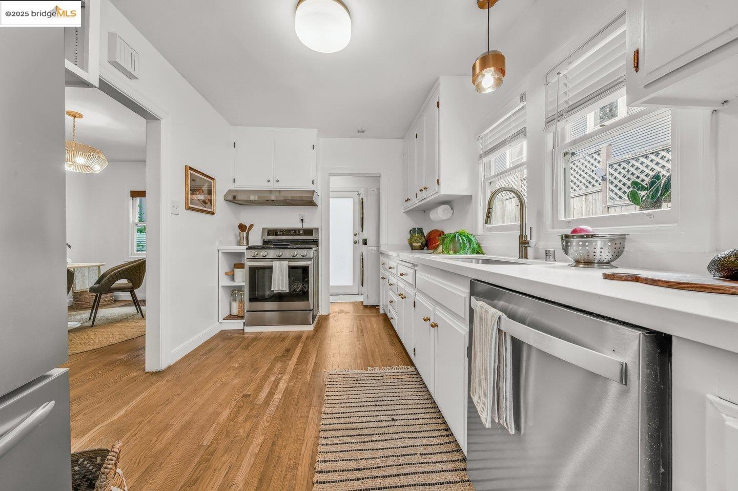 Detail Gallery Image 15 of 33 For 5925 Outlook Ave, Oakland,  CA 94605 - 2 Beds | 1 Baths