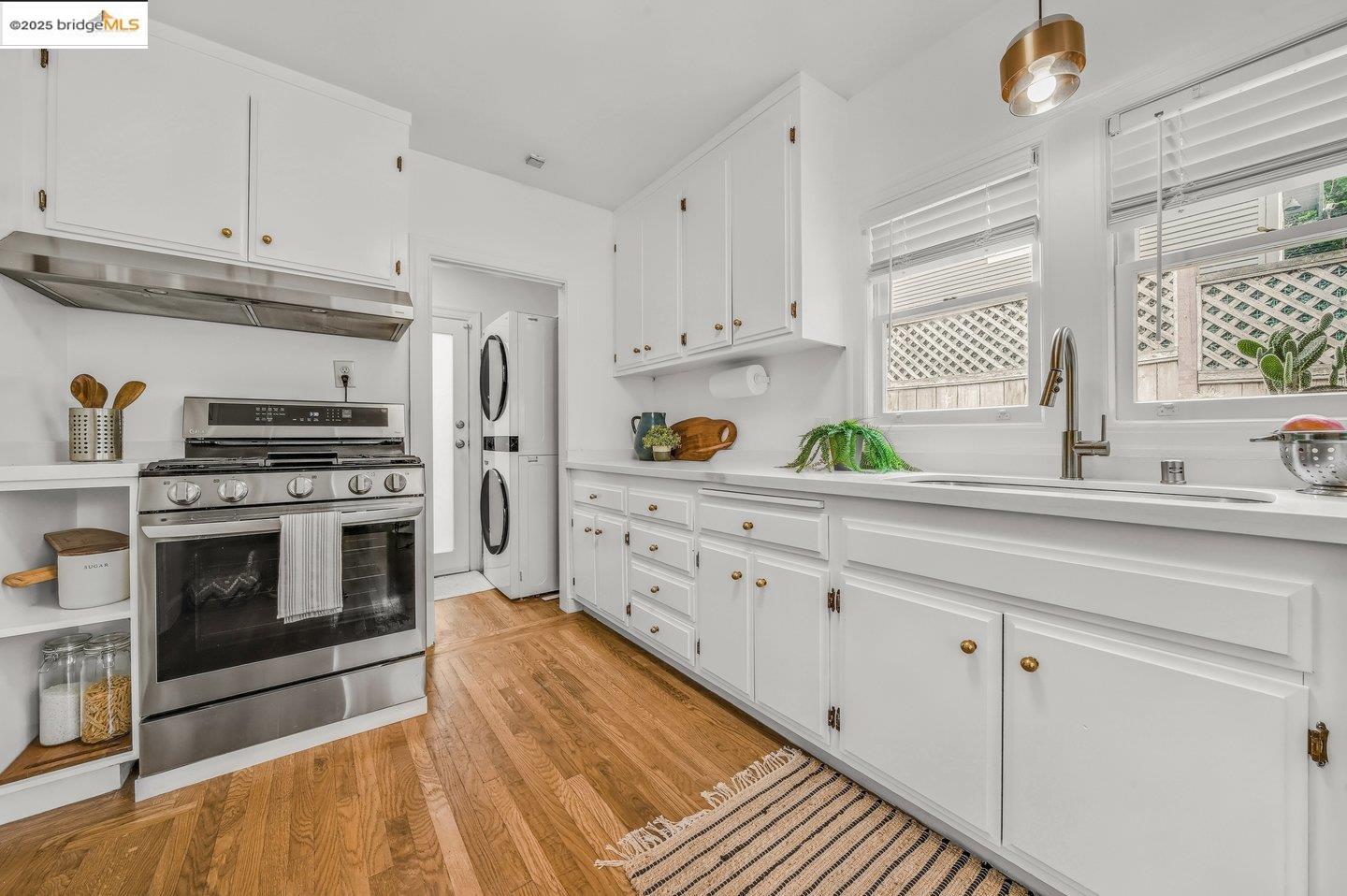 Detail Gallery Image 16 of 33 For 5925 Outlook Ave, Oakland,  CA 94605 - 2 Beds | 1 Baths