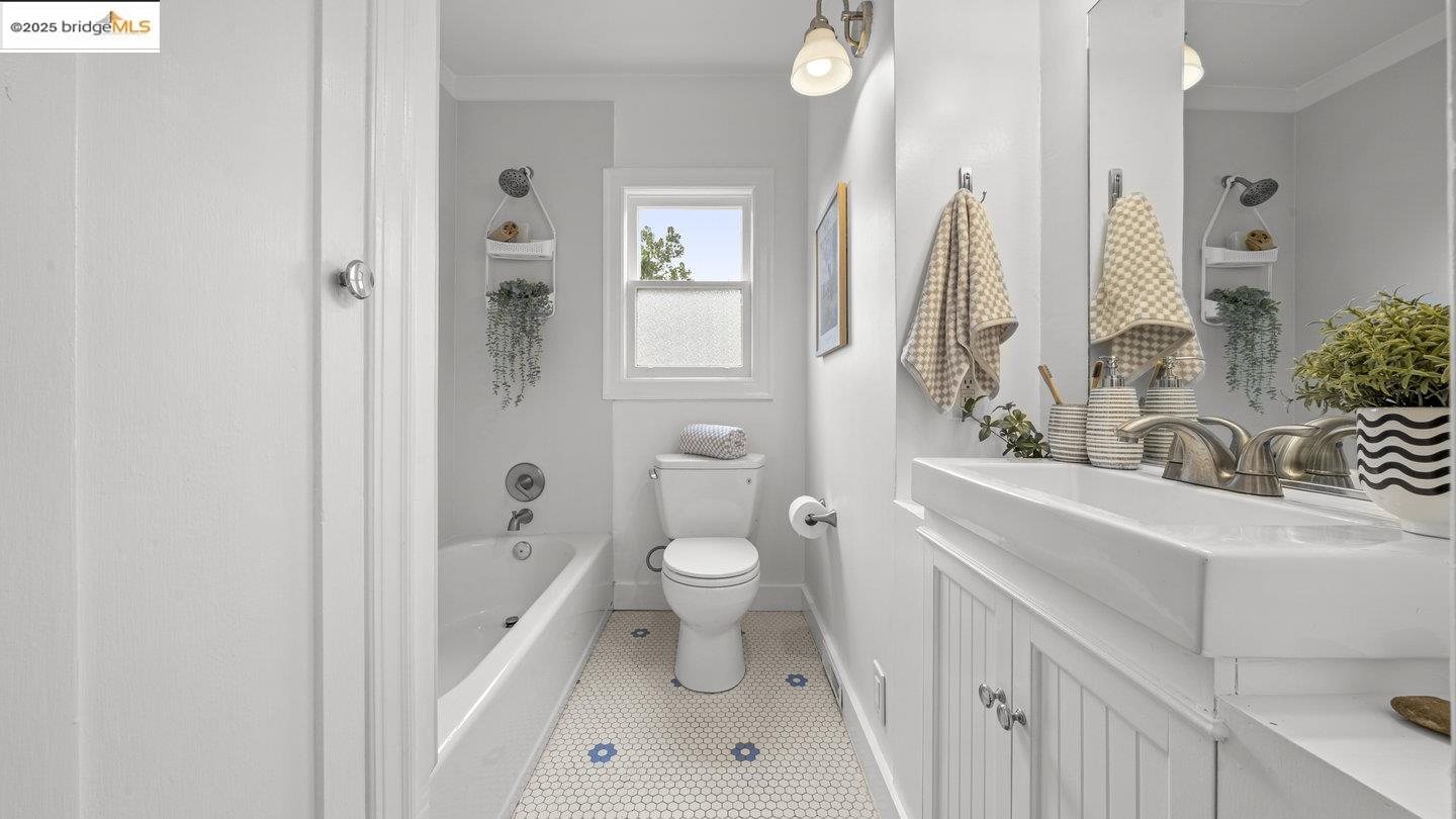 Detail Gallery Image 24 of 33 For 5925 Outlook Ave, Oakland,  CA 94605 - 2 Beds | 1 Baths